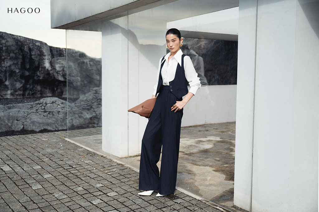 Phối cùng áo sơ mi trắng, quần suông tạo phong cách thanh lịch và chuyên nghiệp.