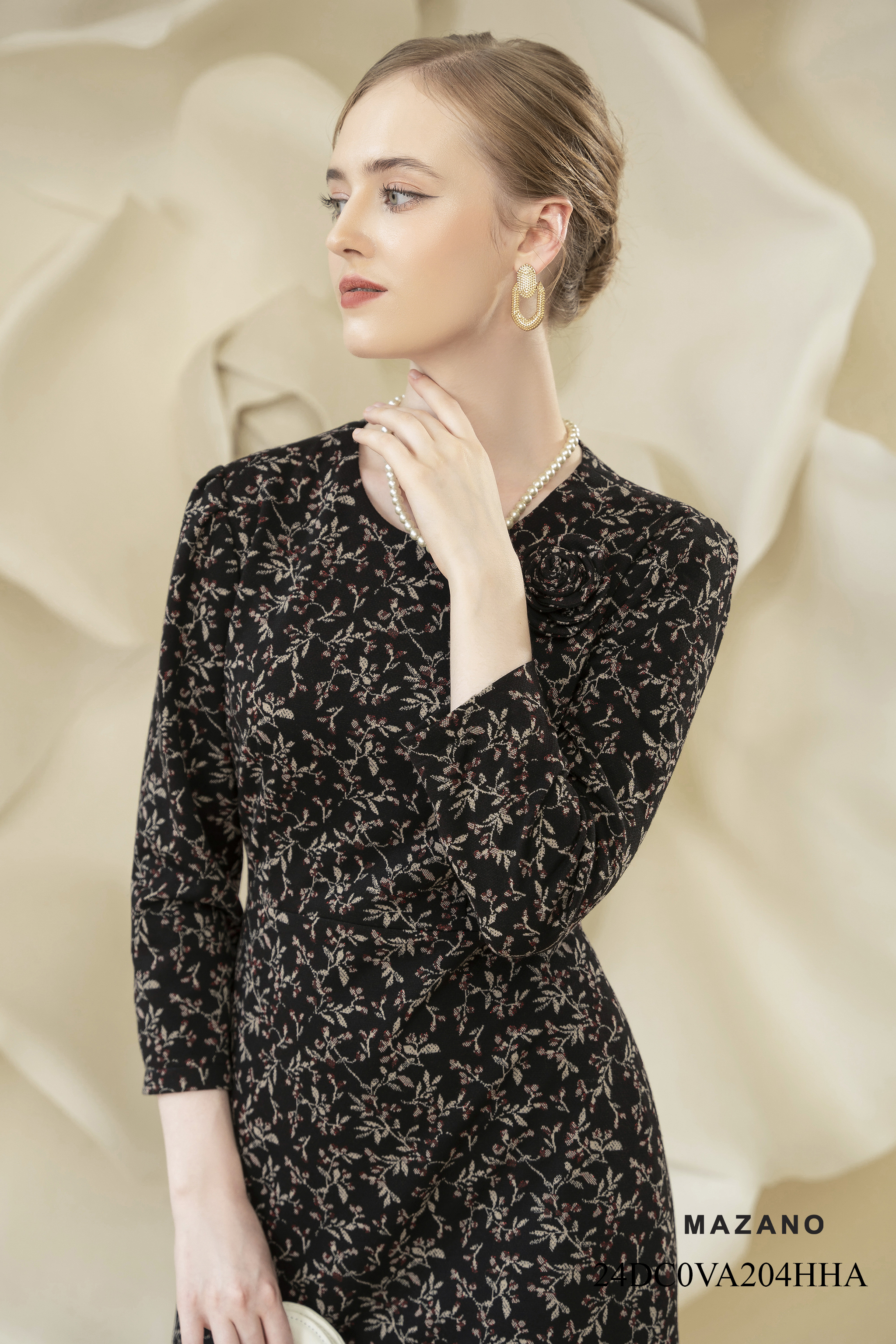 Váy Đầm Ôm Vải dạ len Họa tiết hoa nhí Đính hoa thủ công Cổ tròn Tay dài Dài ngang bắp chân 204HHA_thumbnail_3