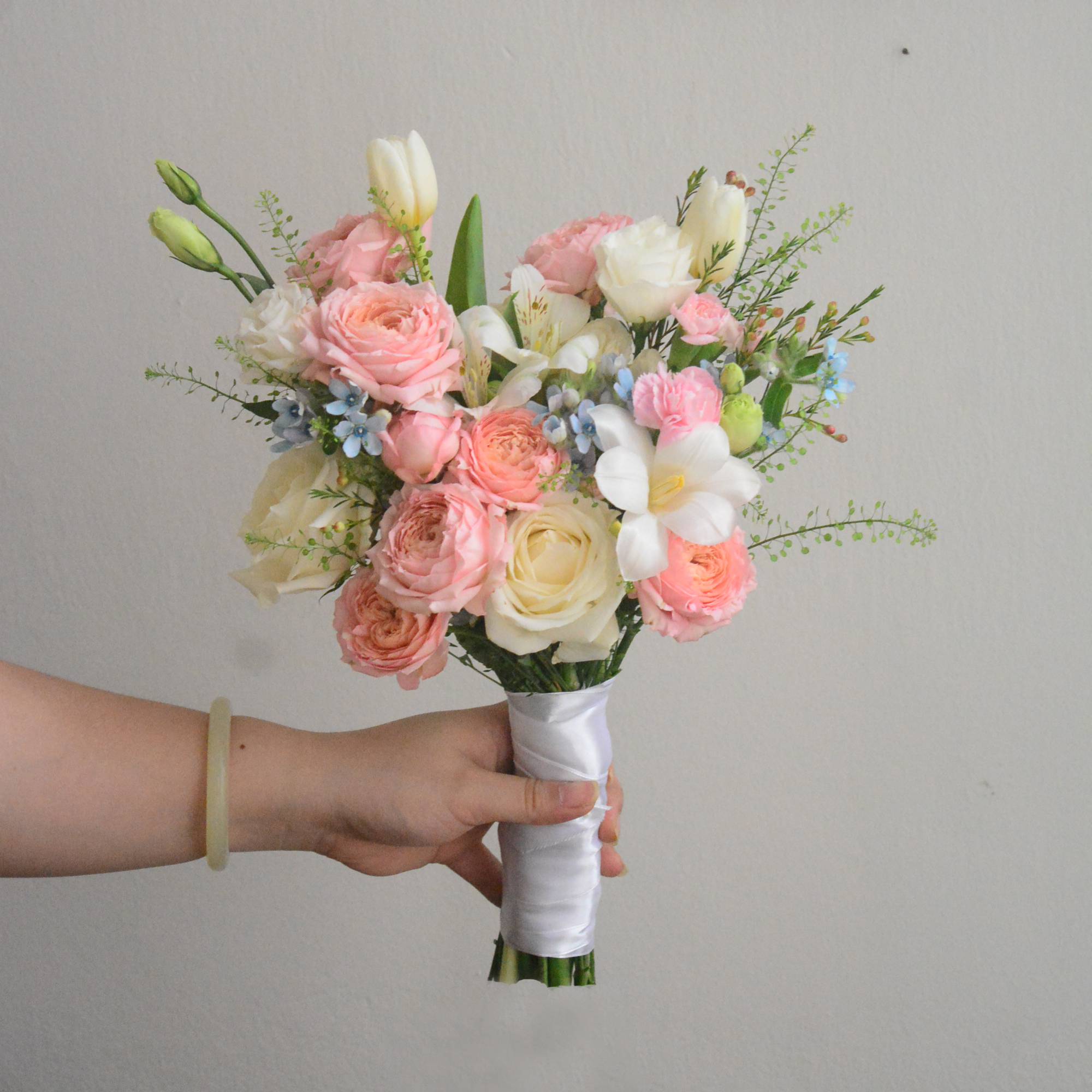 Bó hoa cưới mix hồng chùm, sao xanh, tulip