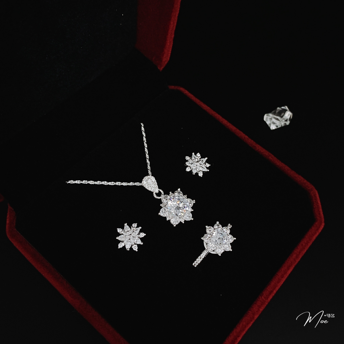 N153 - Nhẫn hoa đá pha lê viền đá mảnh_thumbnail_1