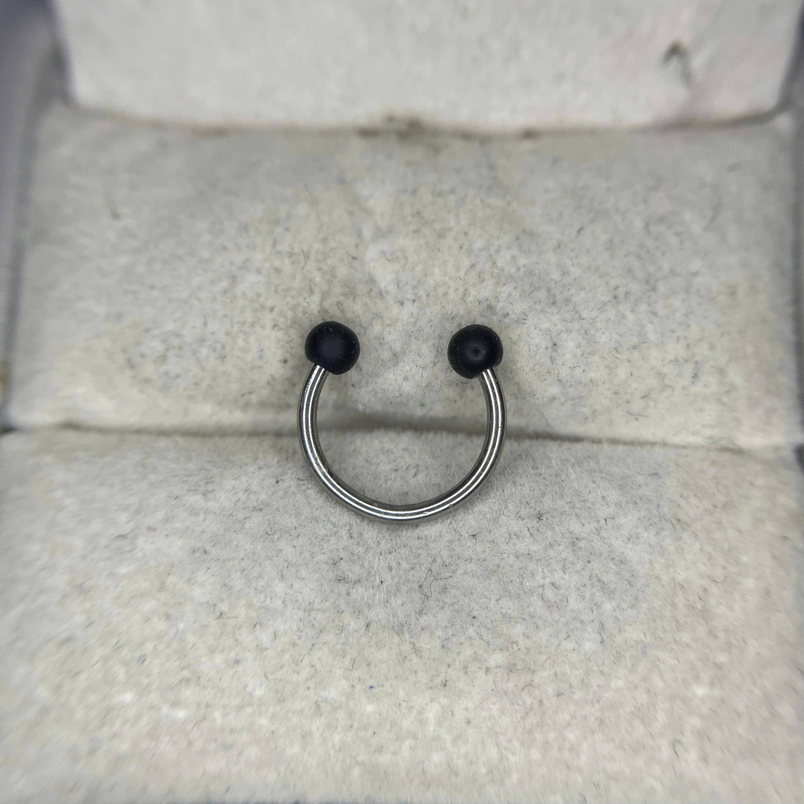 Septum màu đen nhám.