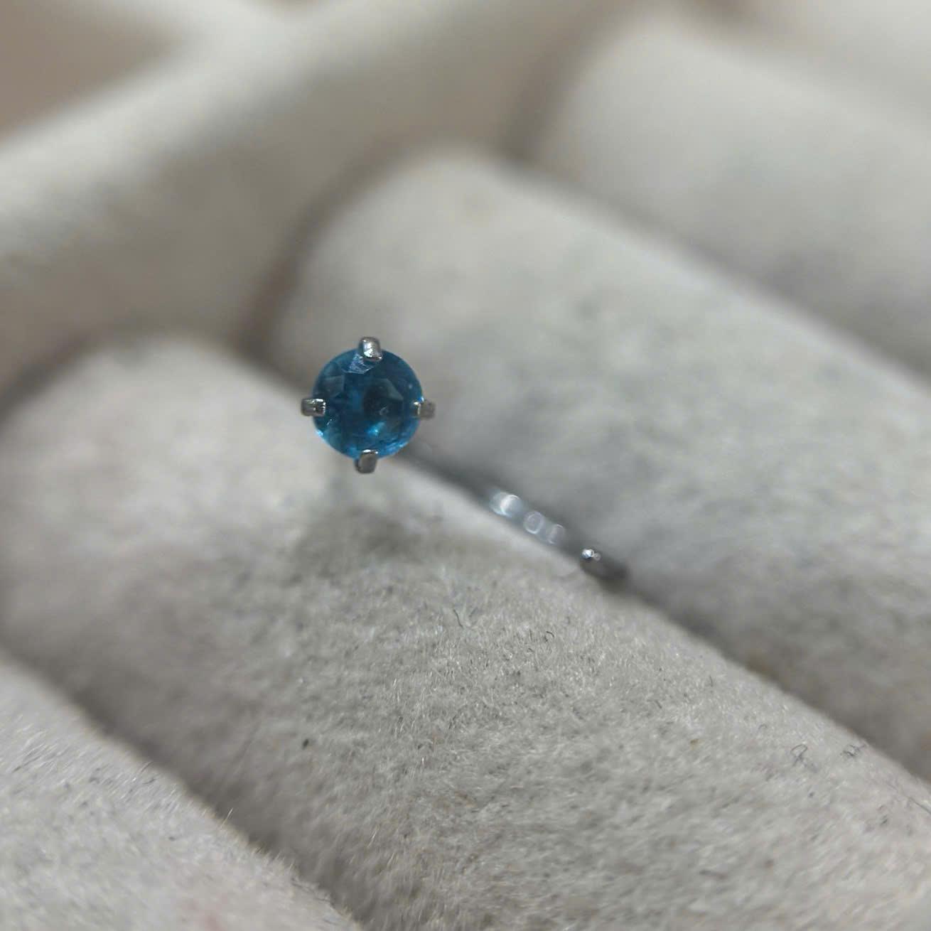 Vòng bẻ kim cương xanh biển nhạt chấu dành cho mũi.