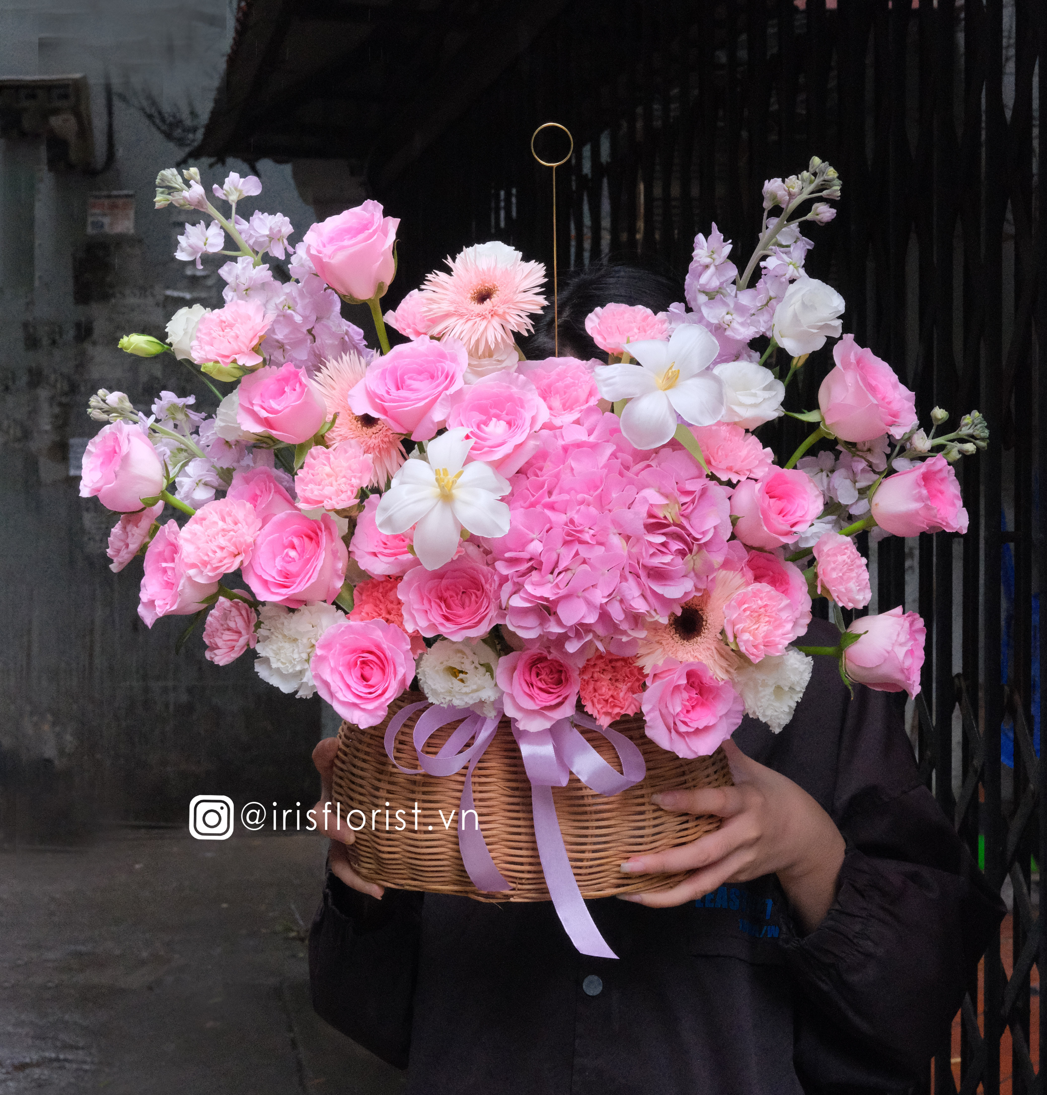 Giỏ hoa tone hồng size L (Tú cầu, tulip, lạc thần)