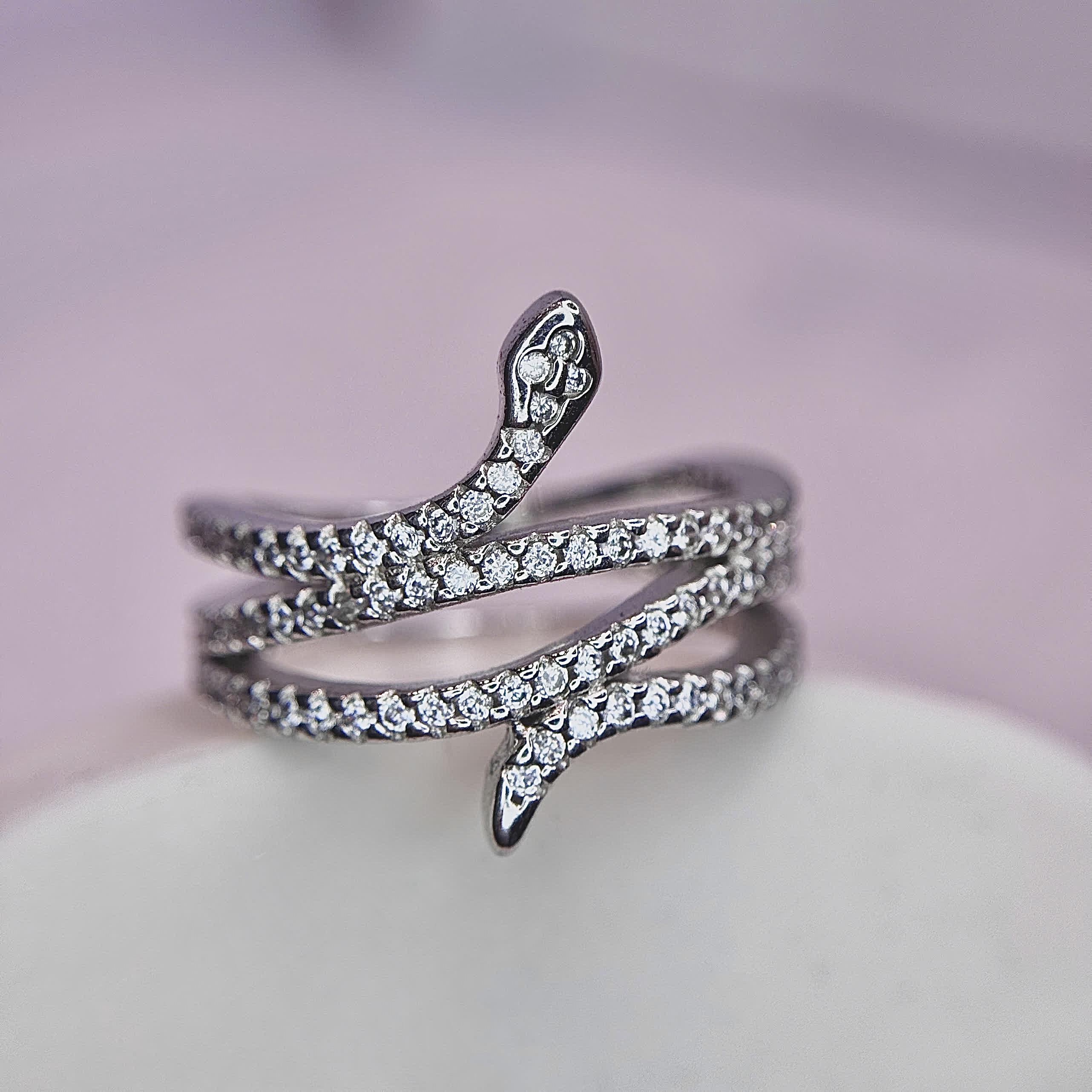 Nhẫn bạc rắn kim cương size 7 nhiều vòng.