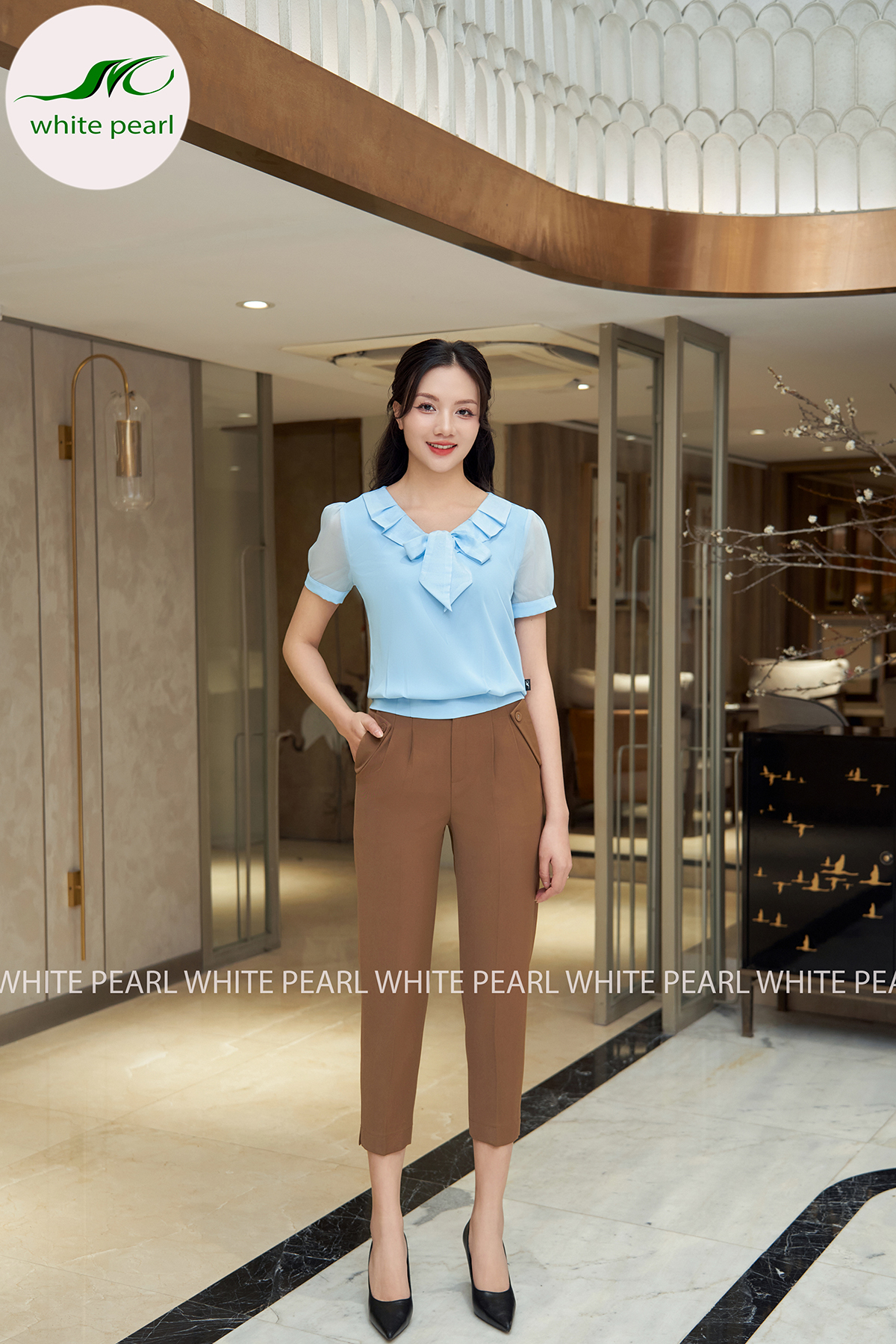 Áo cổ buộc nơ xếp 2 ly A2407 thời trang công sở cao cấp White pearl