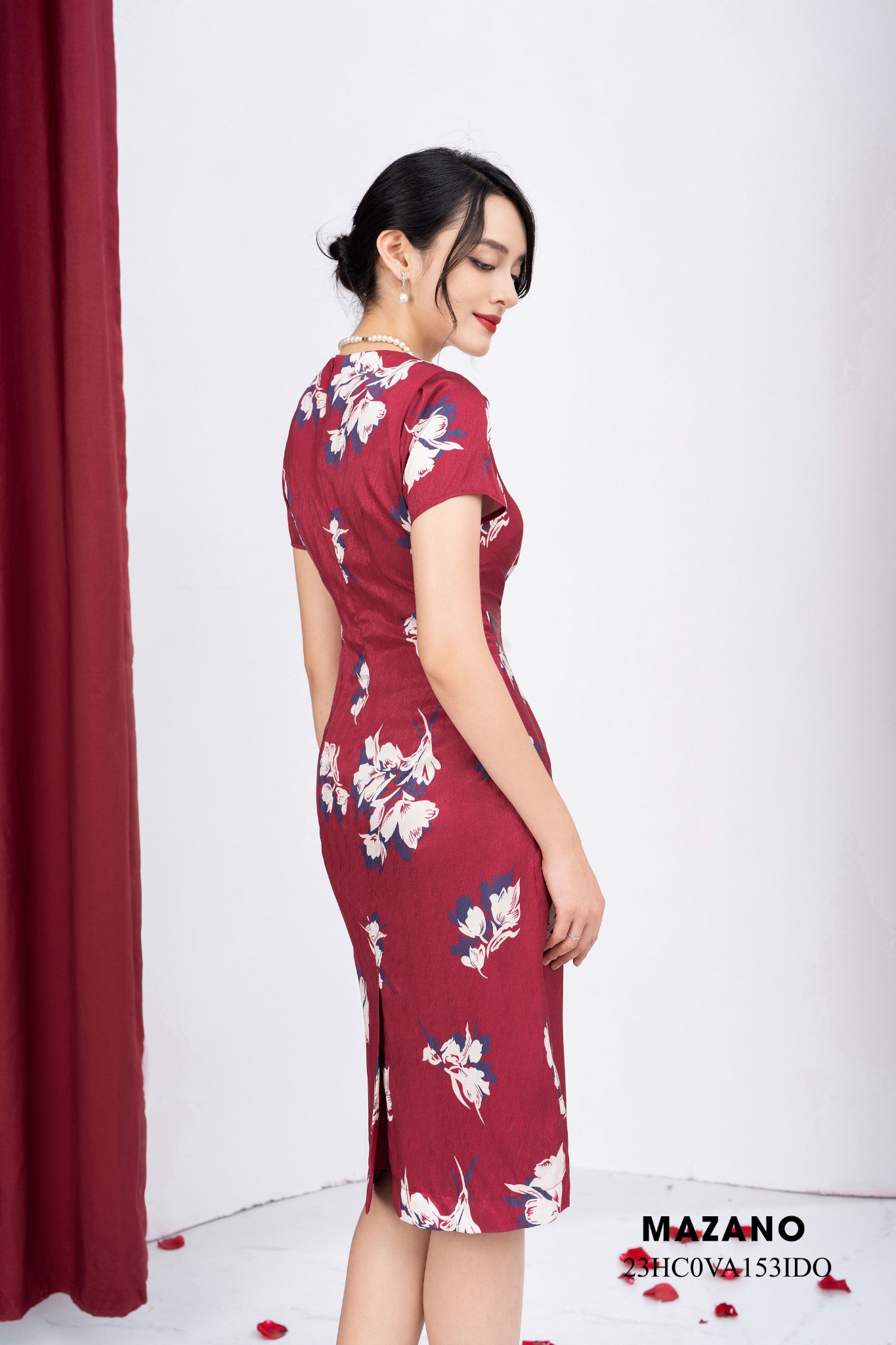 Đầm lụa đỏ xoắn eo in họa tiết hoa trắng_thumbnail_2