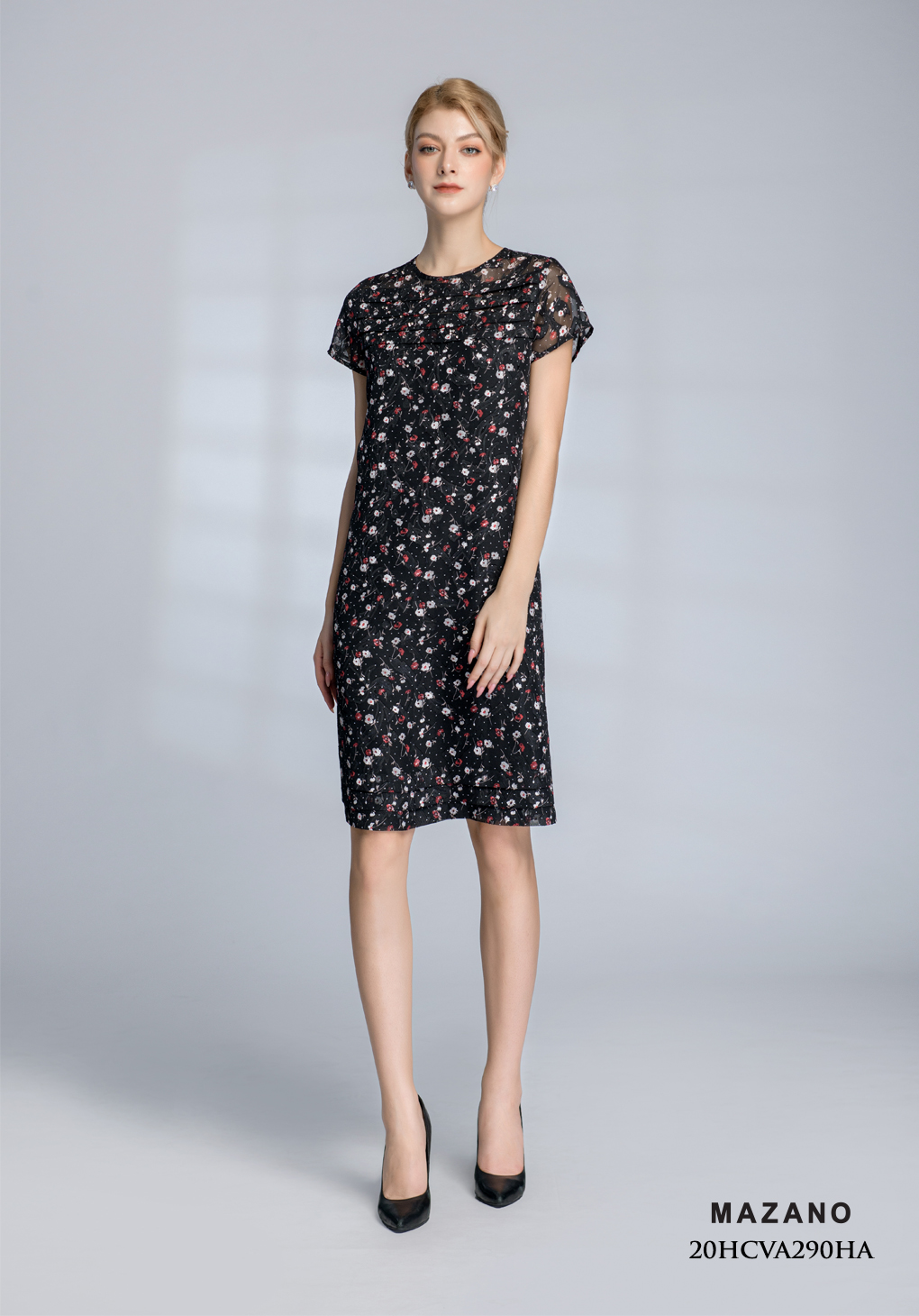 Đầm đen suông họa tiết xếp ly