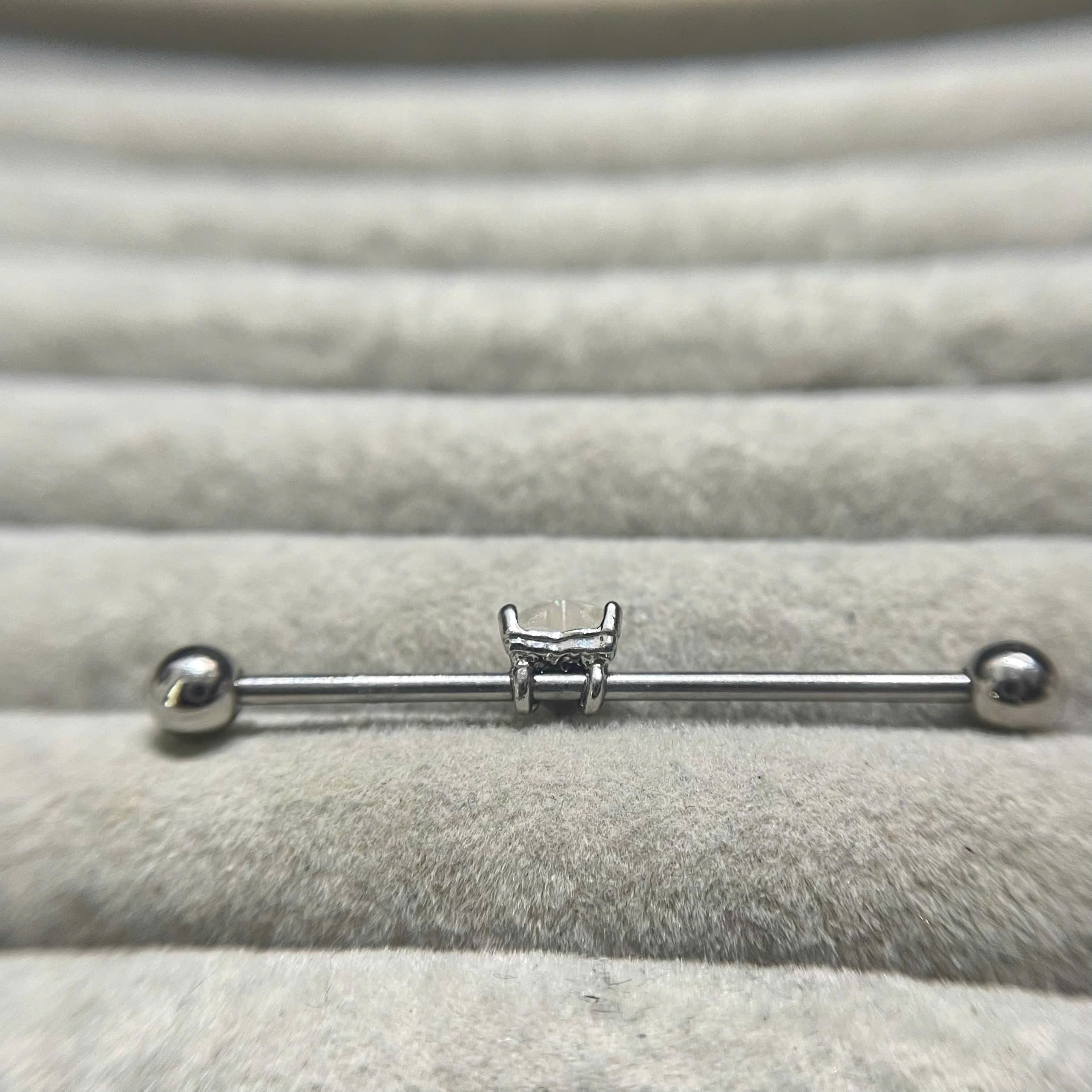 Khuyên indus kiểu trái tim opal trắng.