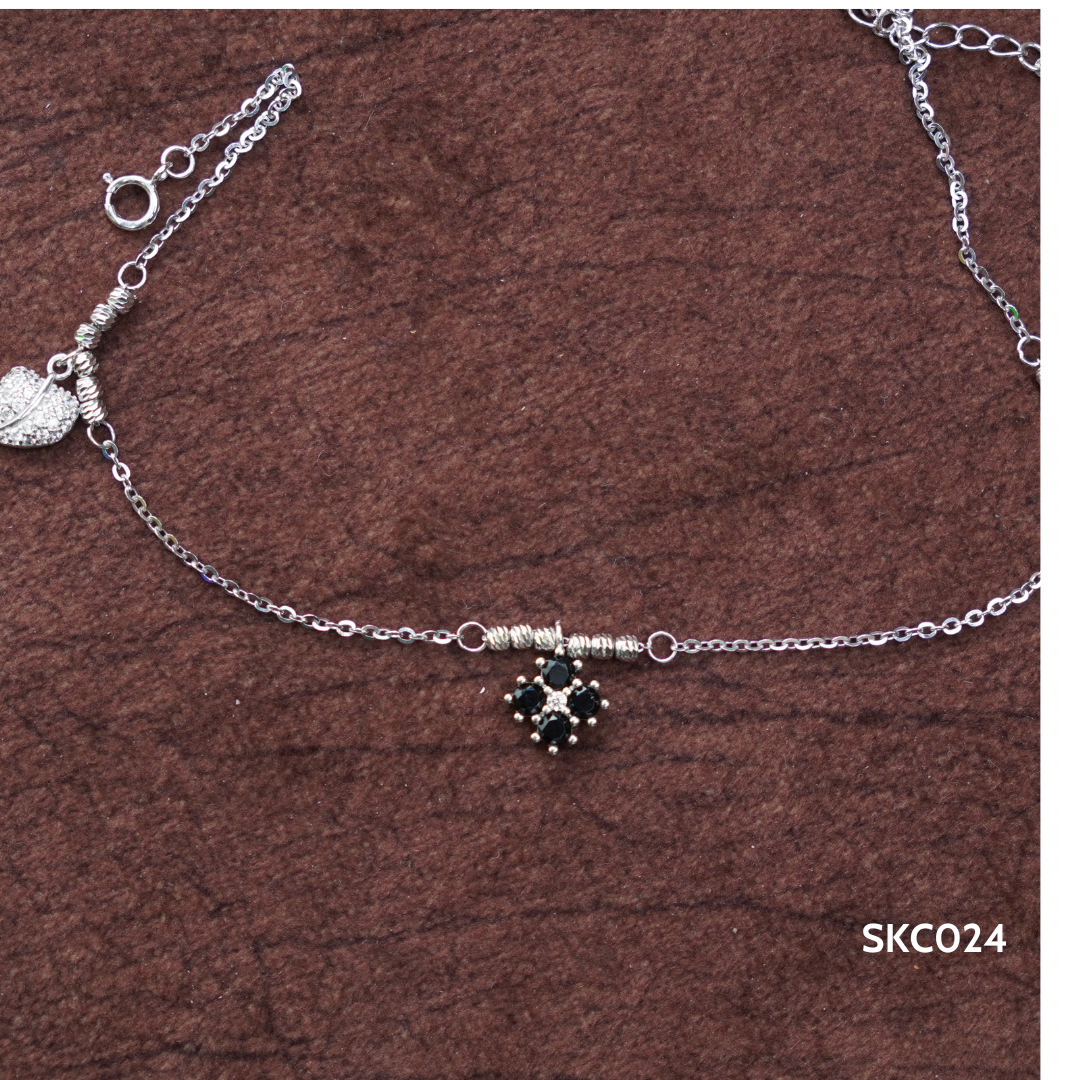 SKC024 - LẮC CHÂN MIX 3 CHARM CHIẾC LÁ VÀ CỎ 4 LÁ - 3,17G - SAKA JEWELRY