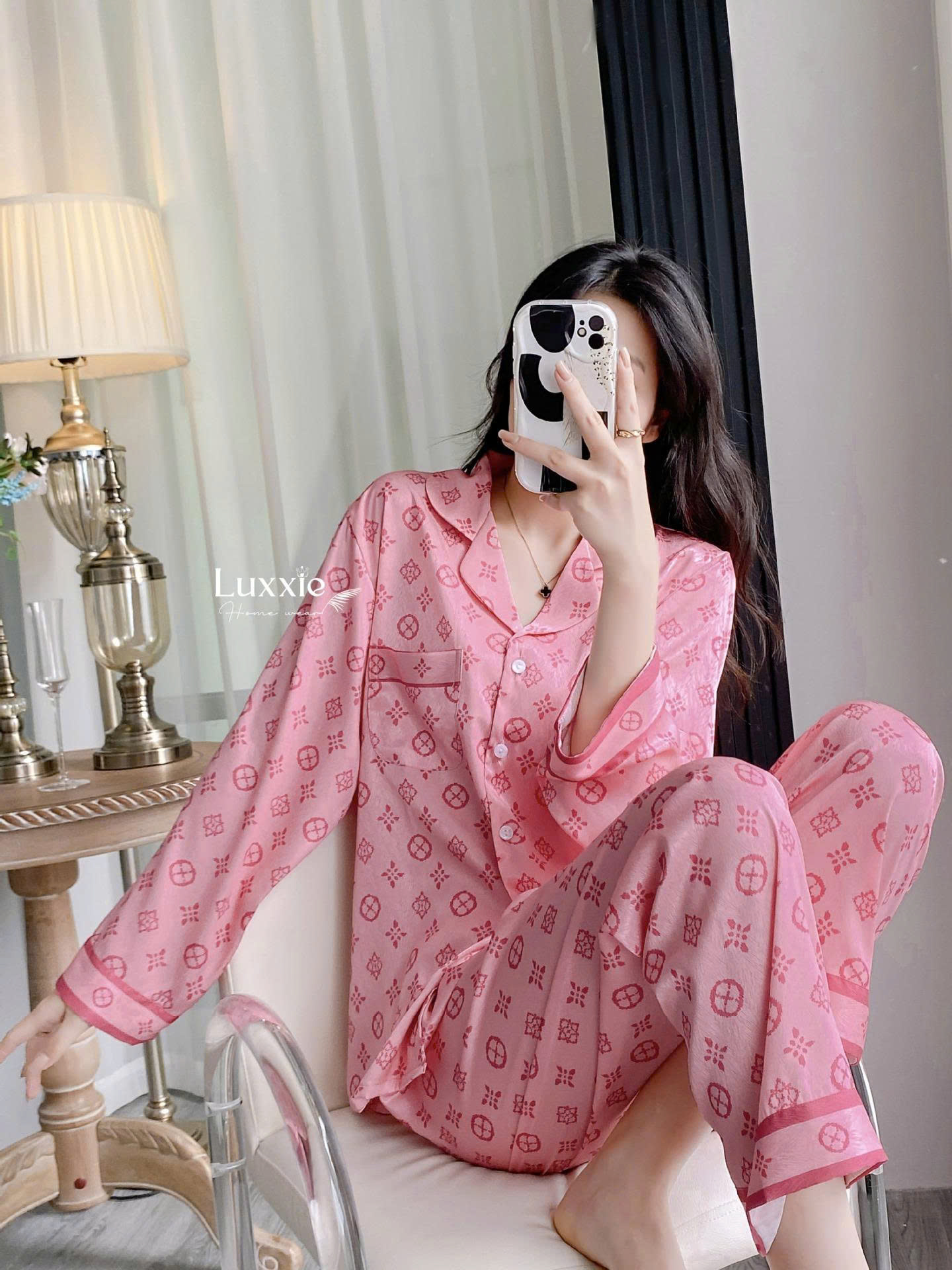 LEDAI10 Pijama lụa xước hồng họa tiết monogram_thumbnail_3
