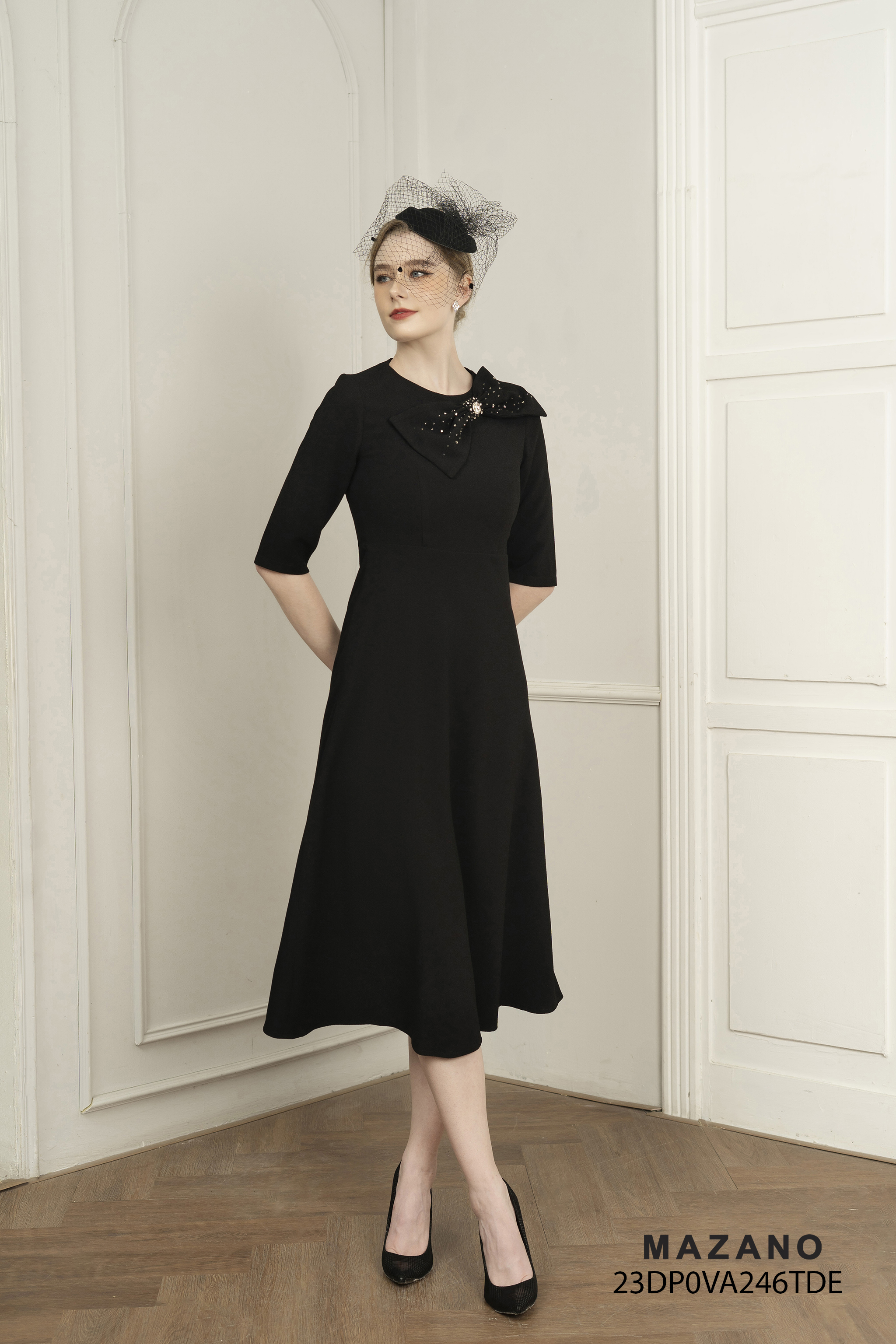 Đầm thân ôm vừa, chân rủ đính cườm trang trí nơ_thumbnail_3