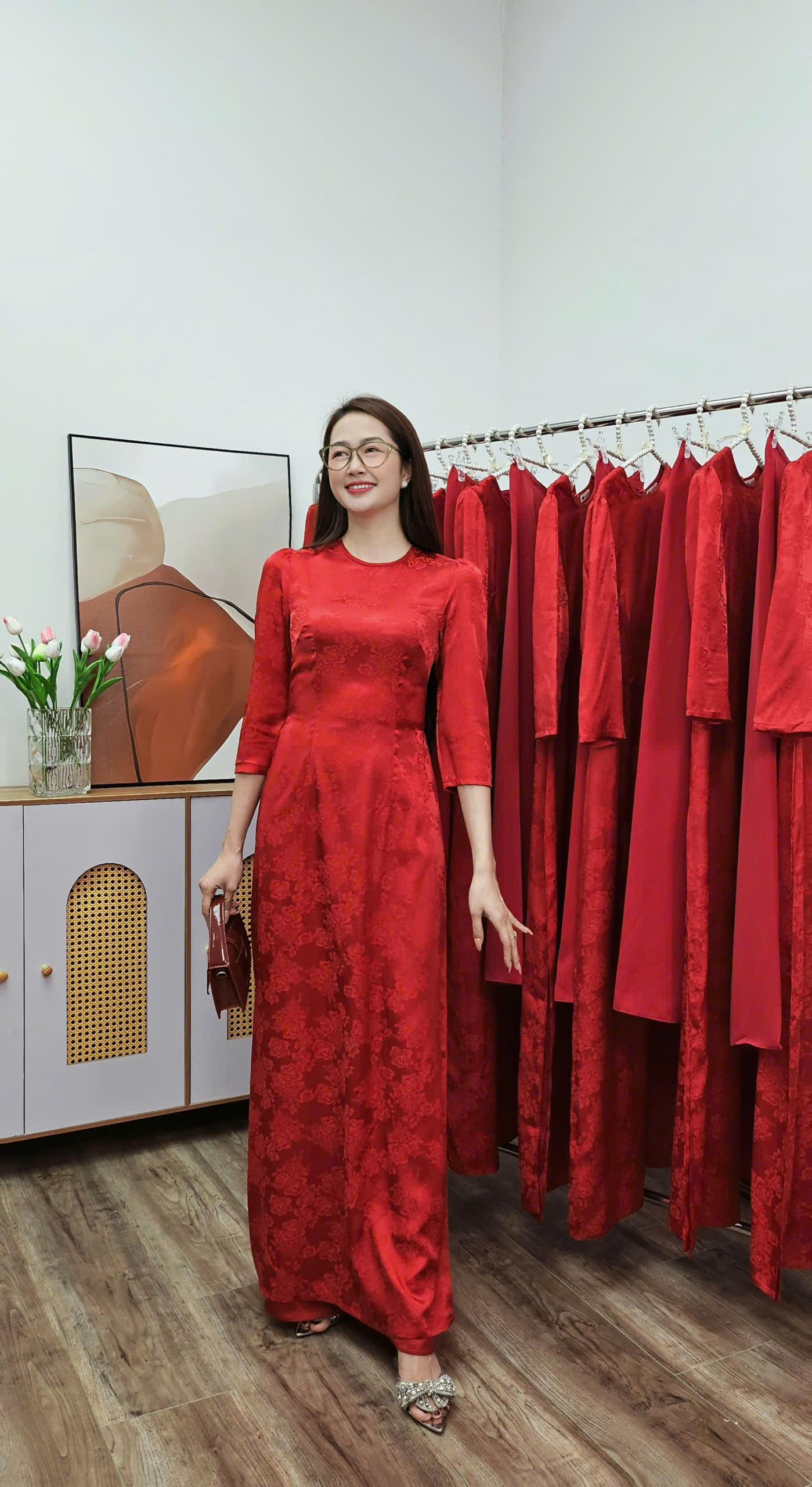 A2873 áo dài cổ khít tay bồng gấm mẫu đơn đỏ đô_thumbnail_3