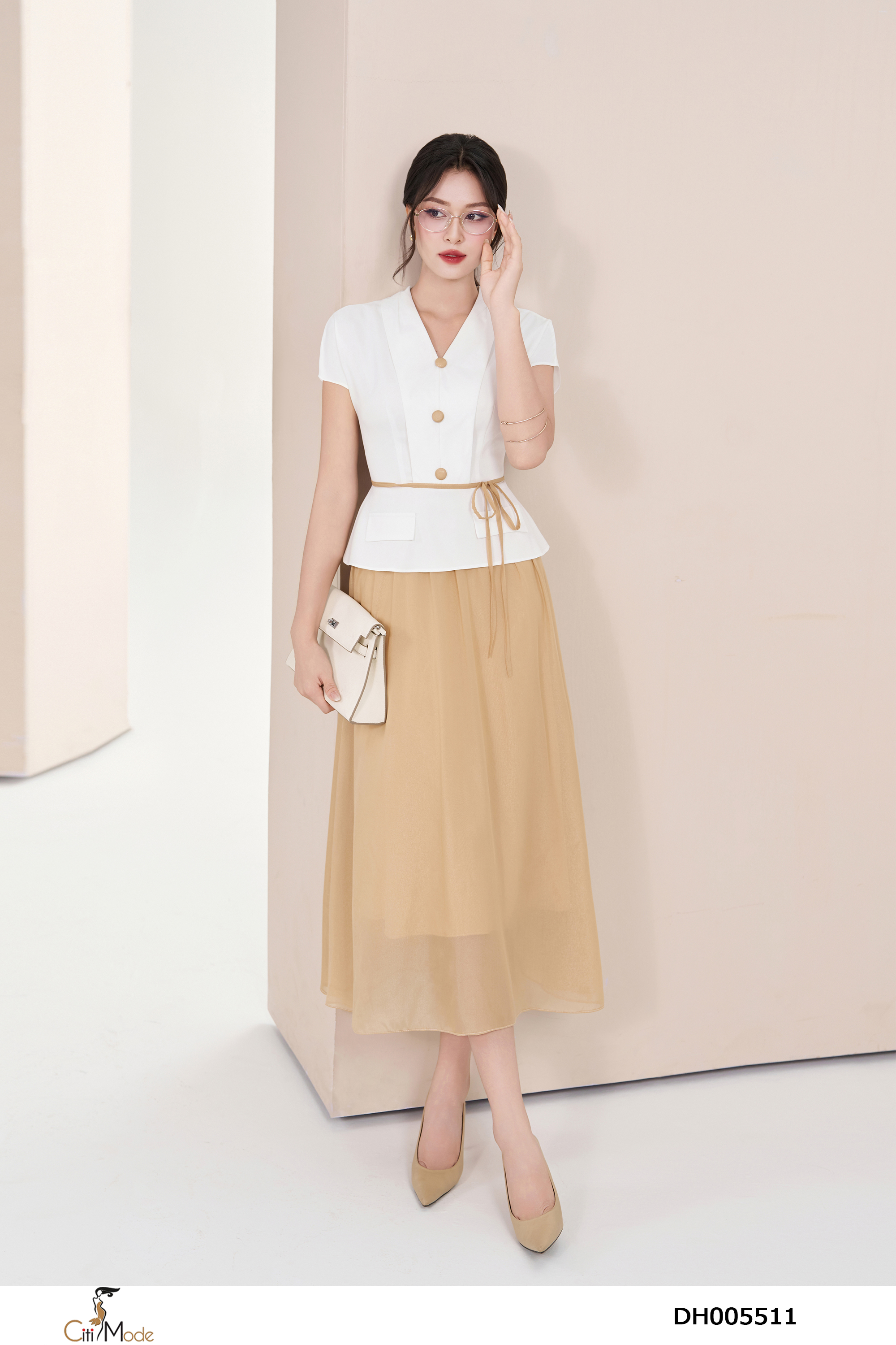 Đầm xòe voan nâu phối trắng cổ V thắt đai eo_thumbnail_3