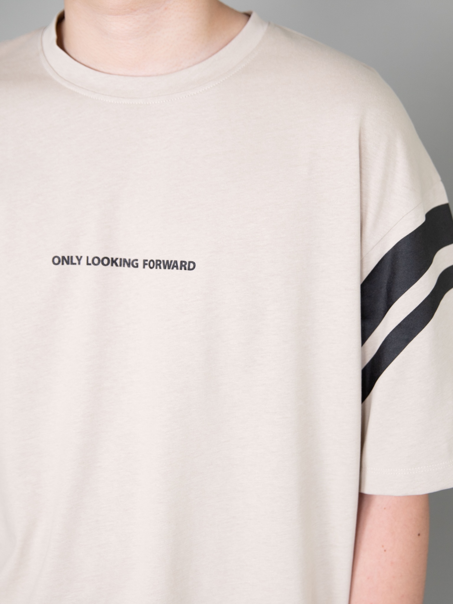 Áo phông bé trai màu be in tay 2 sọc đen_thumbnail_2