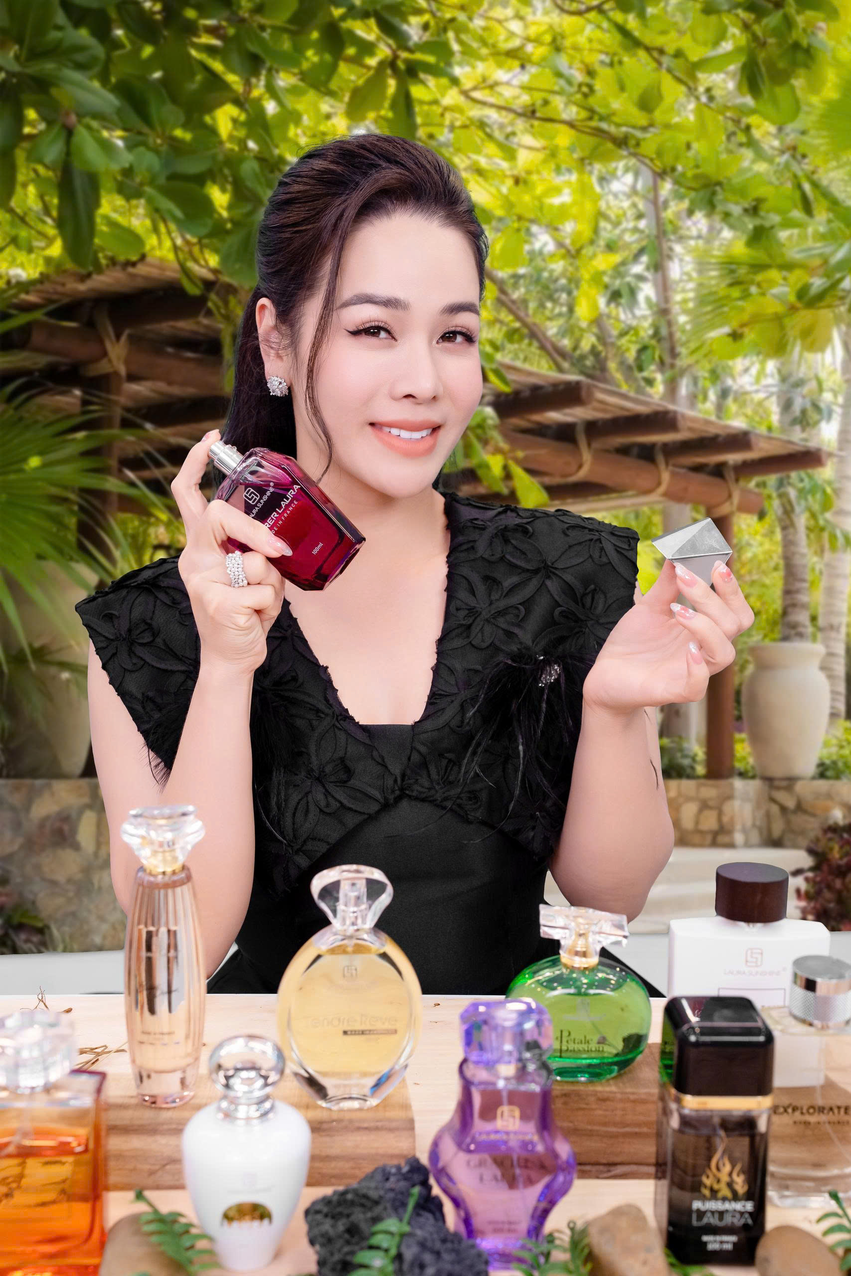 Nước hoa số 8 - Laura Sunshine Attirer Laura_thumbnail_2