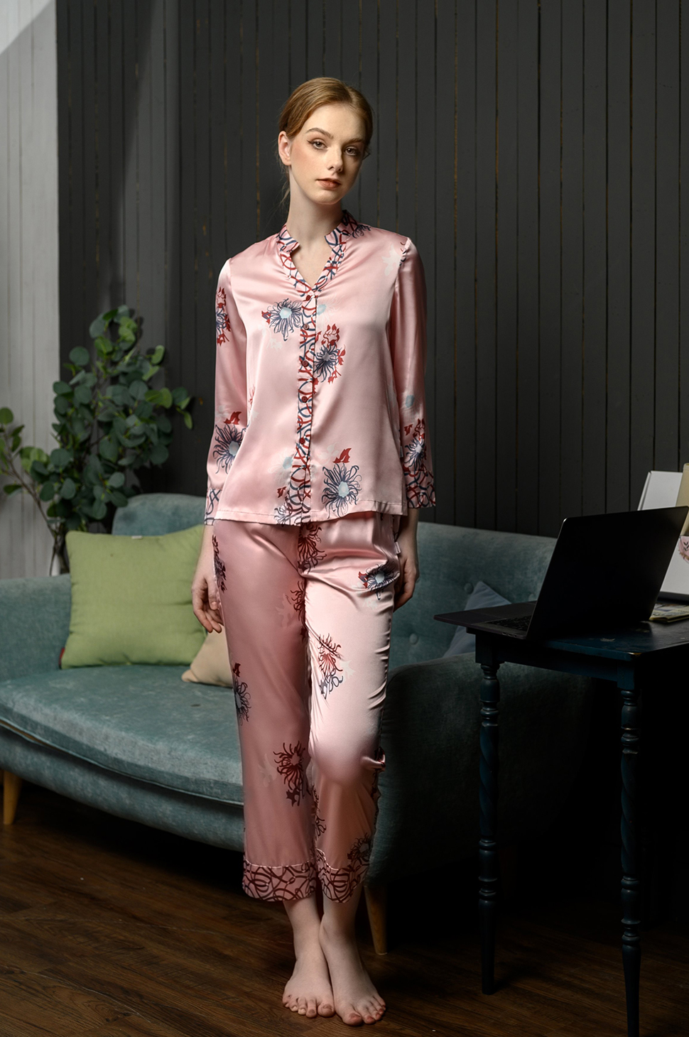 Bộ lụa hồng họa tiết dài tay