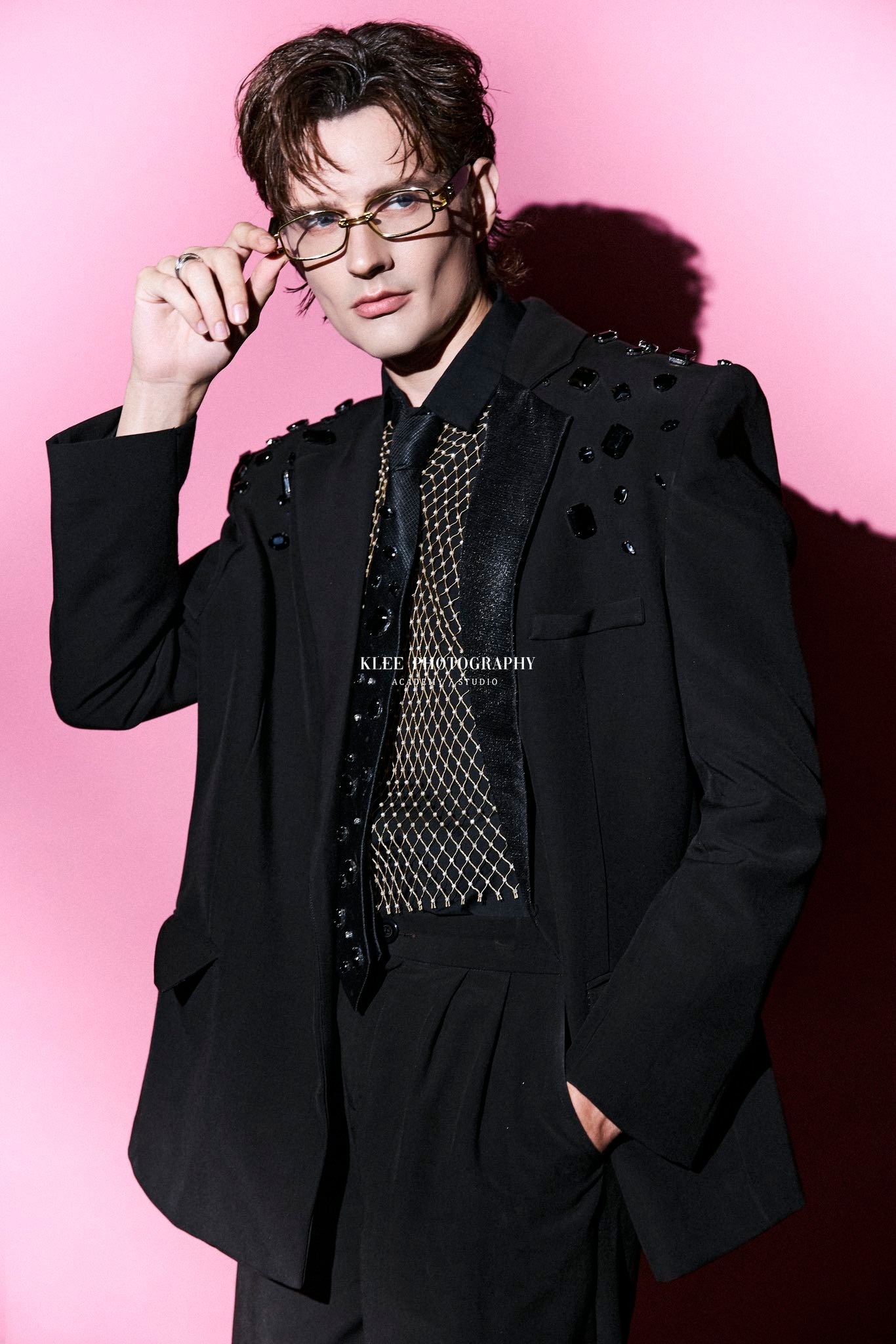 Suit đen đính đá – Phong cách runway ấn tượng