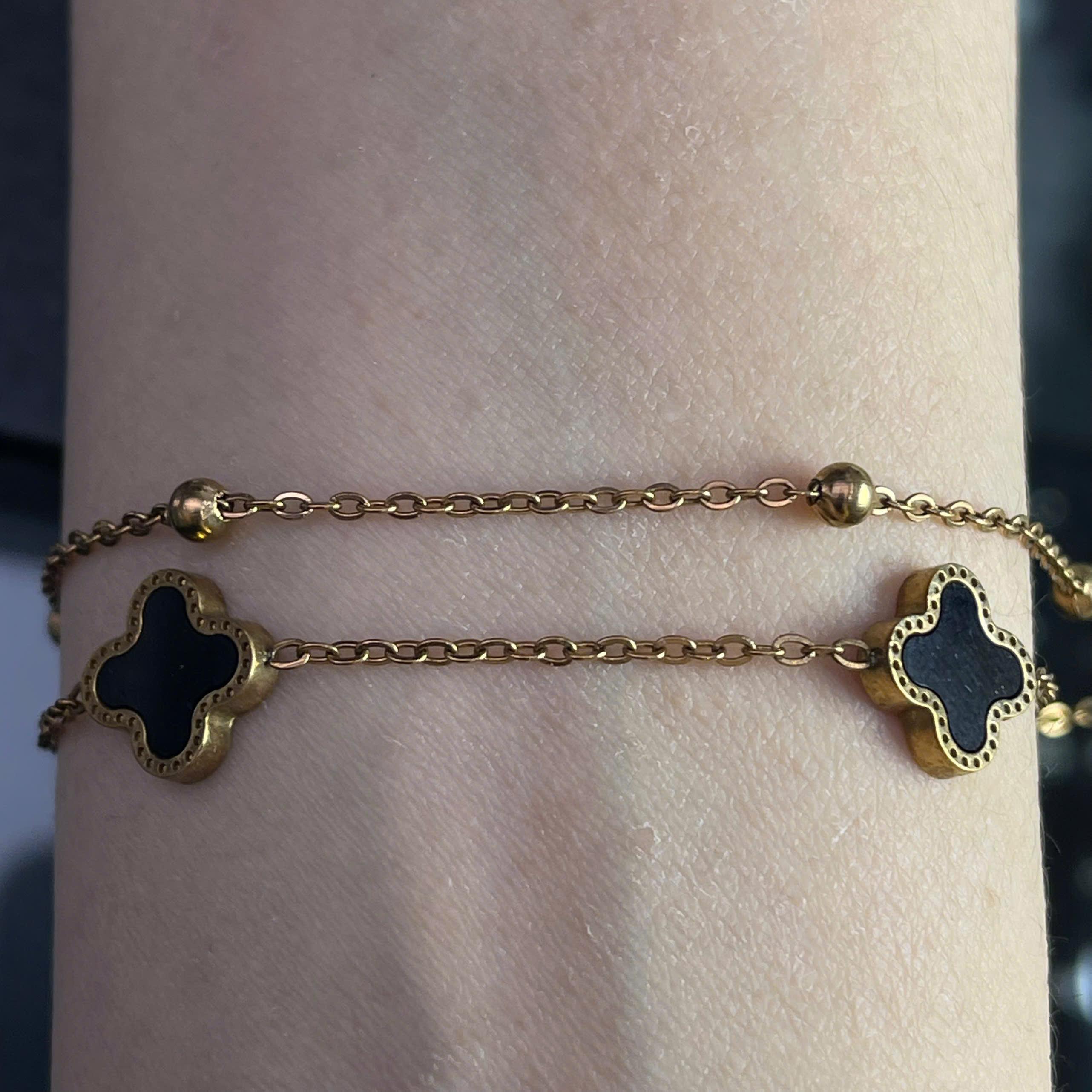 vòng tay titan màu vàng charm năm hoa đen._thumbnail_3