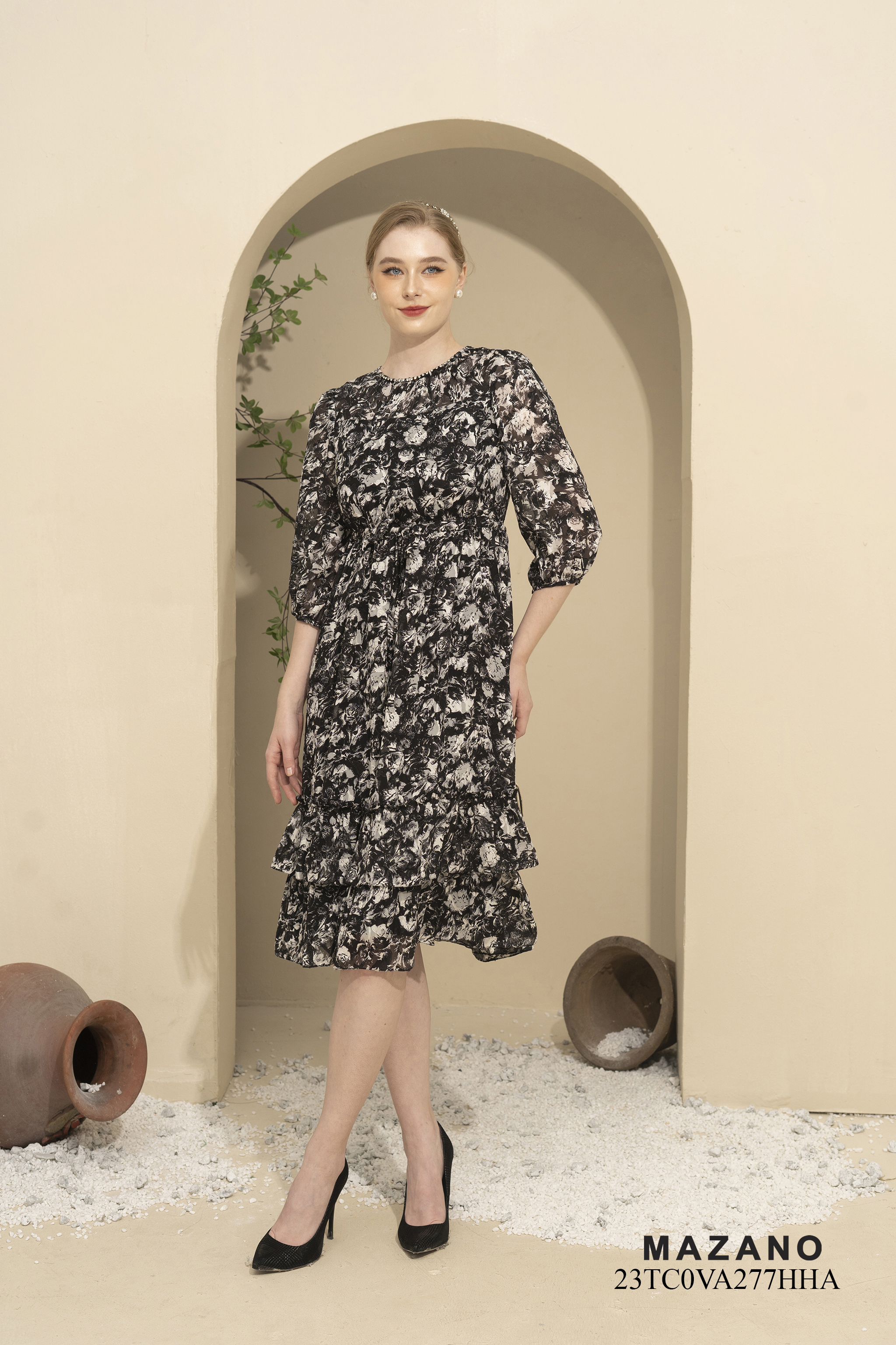 Đầm rút dây cổ đính trang trí