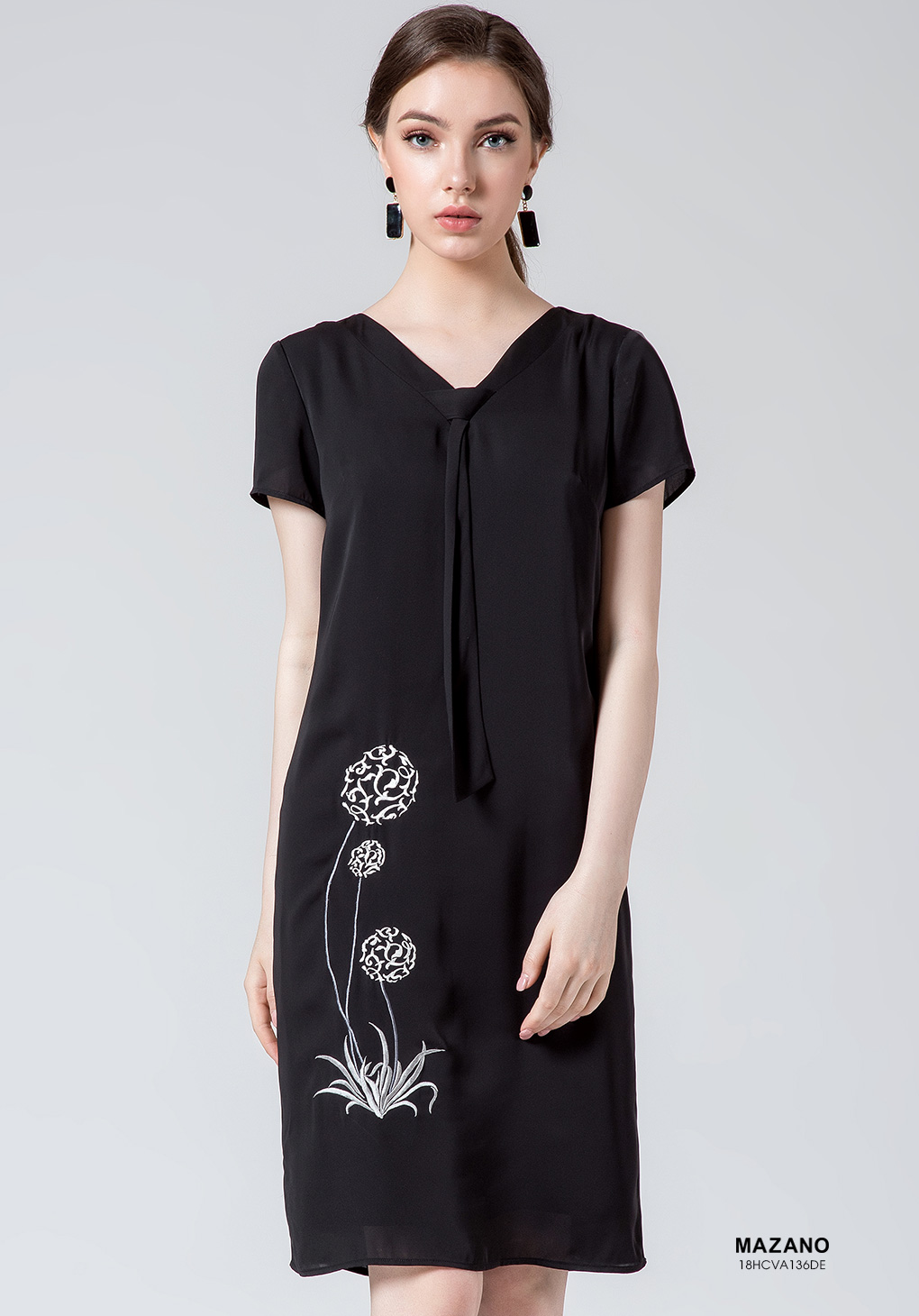 Váy đen thắt nơ thêu hoa