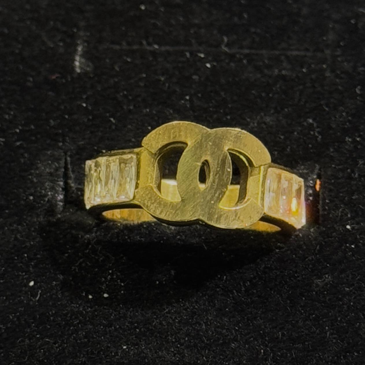 nhẫn kiểu titan vàng Chanel trơn viền kim cương size 7_thumbnail_2