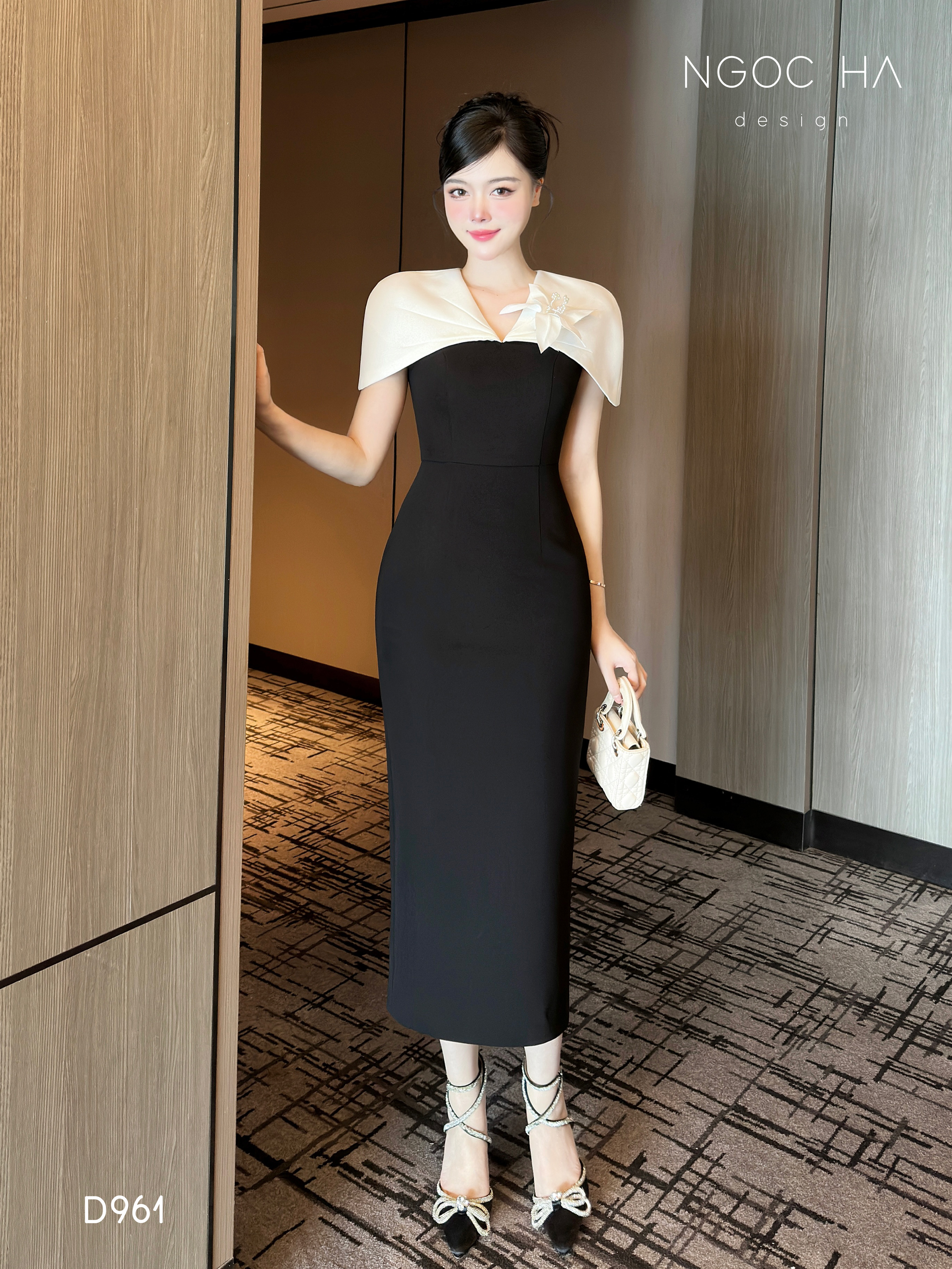 Belle Dress_ Đầm Bút Chì Đen Phối Choàng Vai May Ly Màu Trắng Kèm Hoa D961