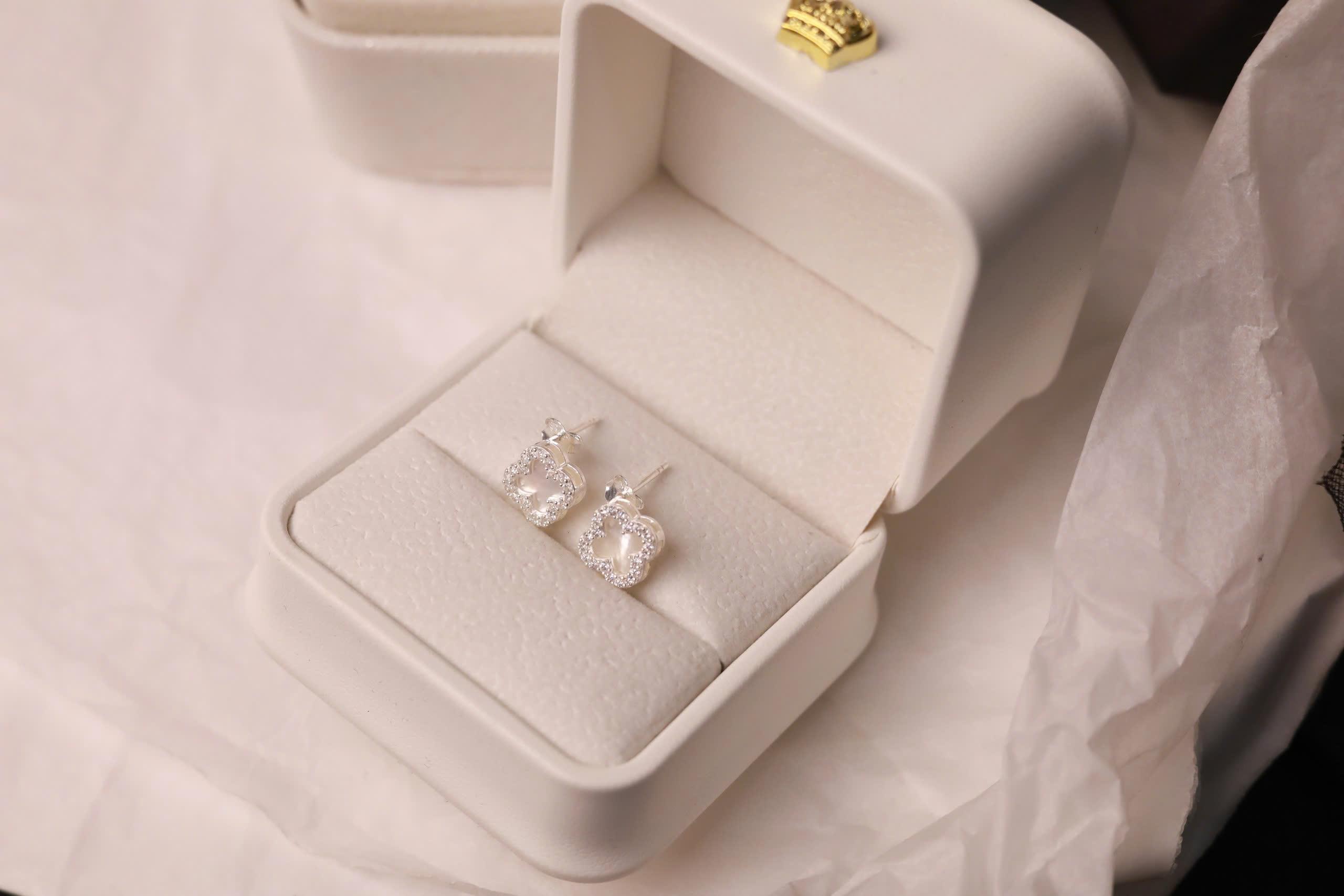 Khuyên kiểu bạc cỏ 4 lá xà cừ trắng viền đá xi bạch kim