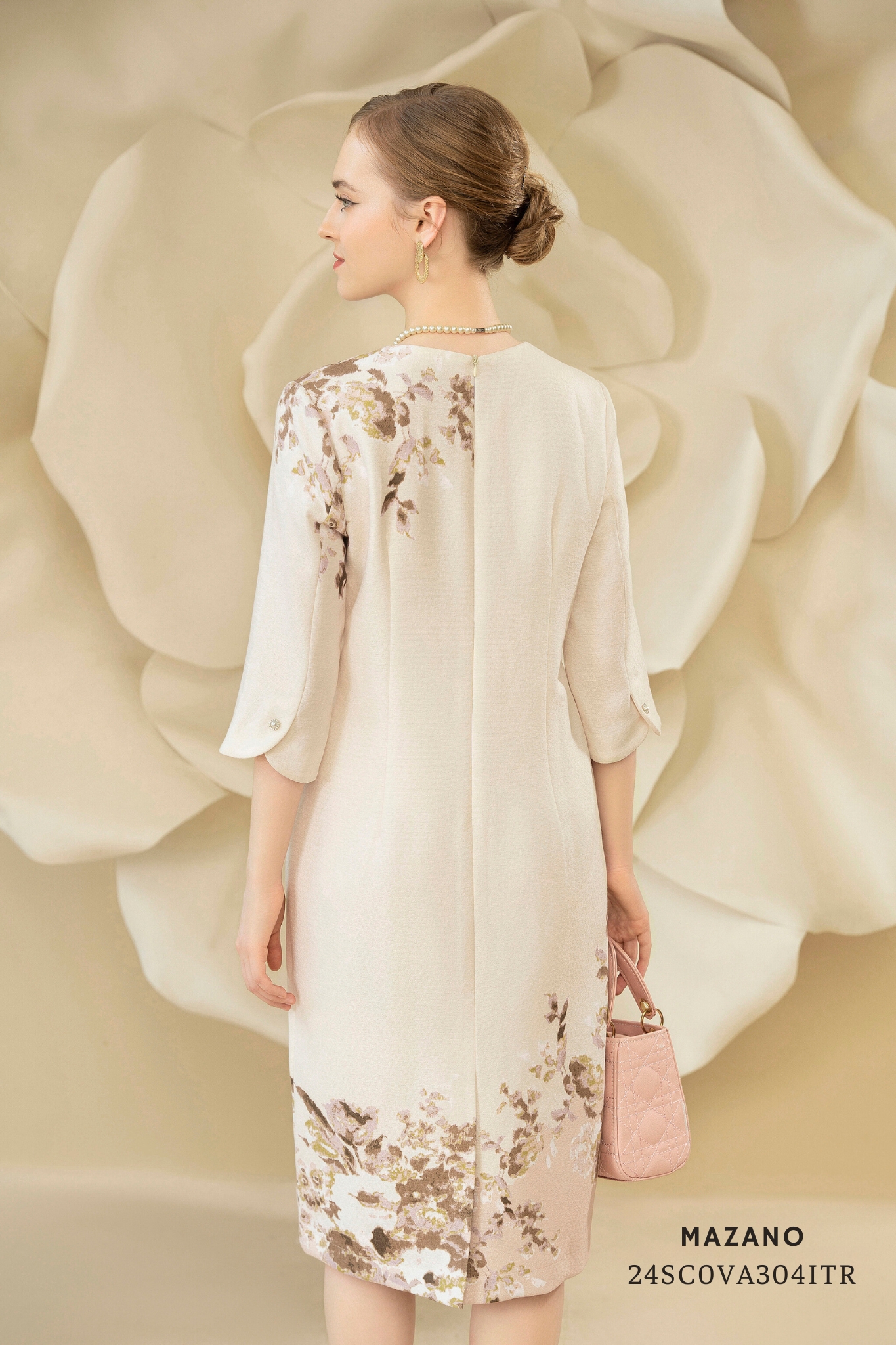 Váy Đầm Suông Vải thô mặt gấm Hoạ tiết hoa cách điệu Cổ tròn Tay lỡ Dài qua gối - giống mã 24SC0VA206ITR_thumbnail_2