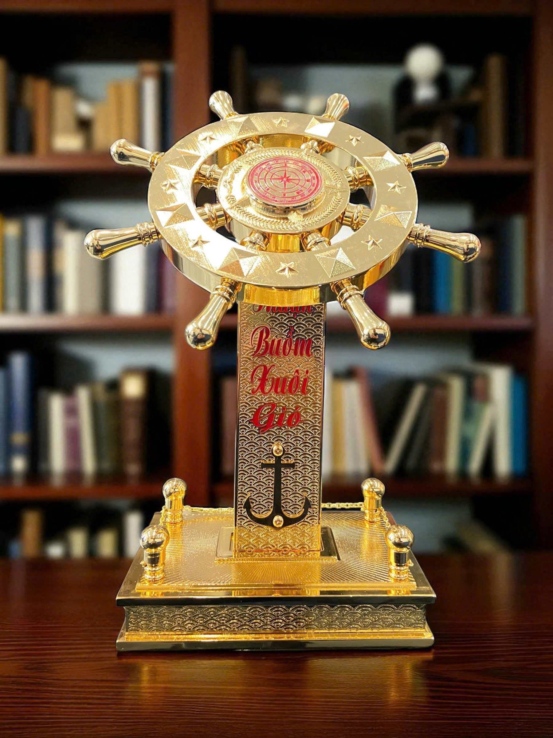 Biểu tượng bánh lái tàu thủy bằng đồng mạ vàng 24k