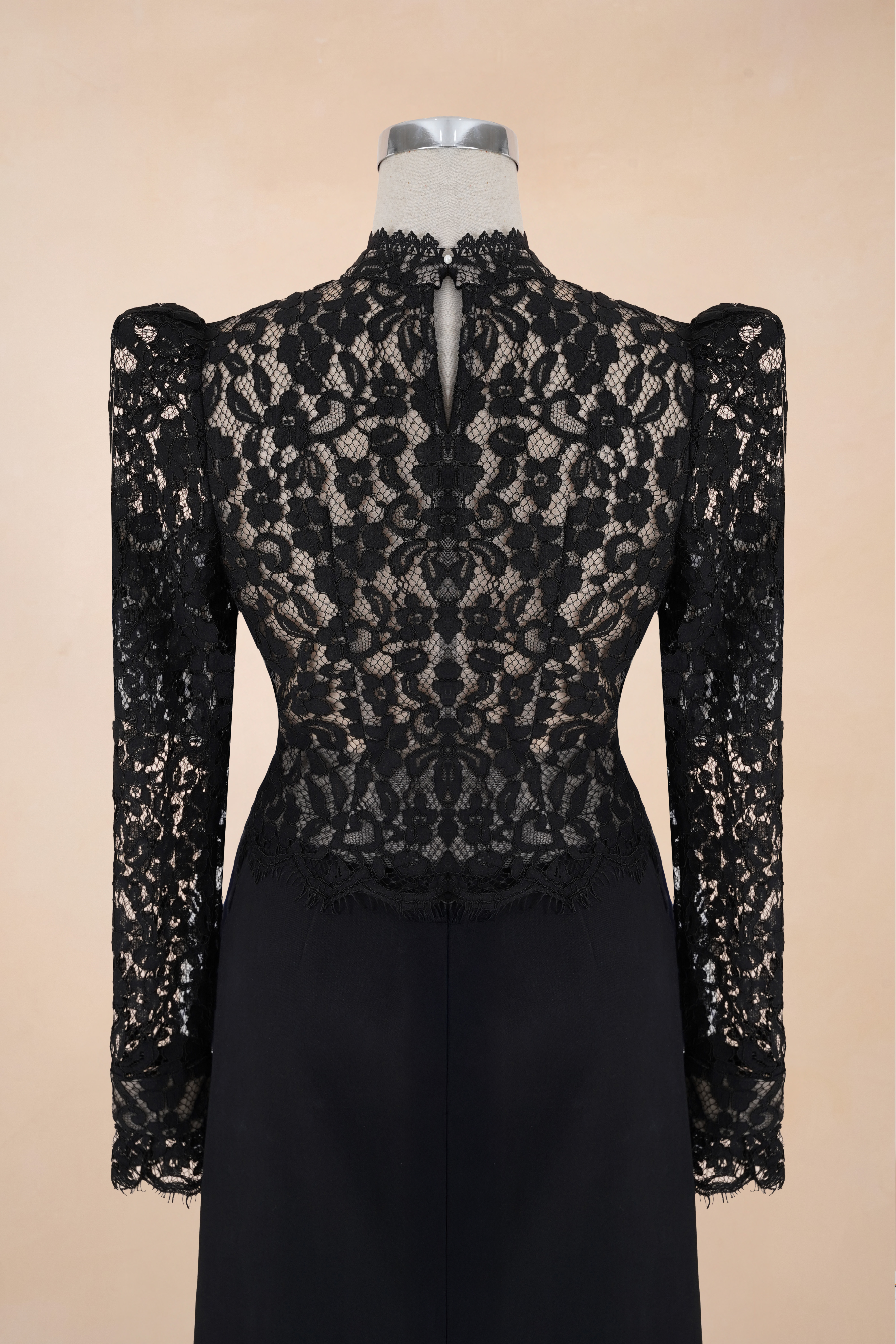 Áo Croptop Hoạ Tiết Ren Tay Loe