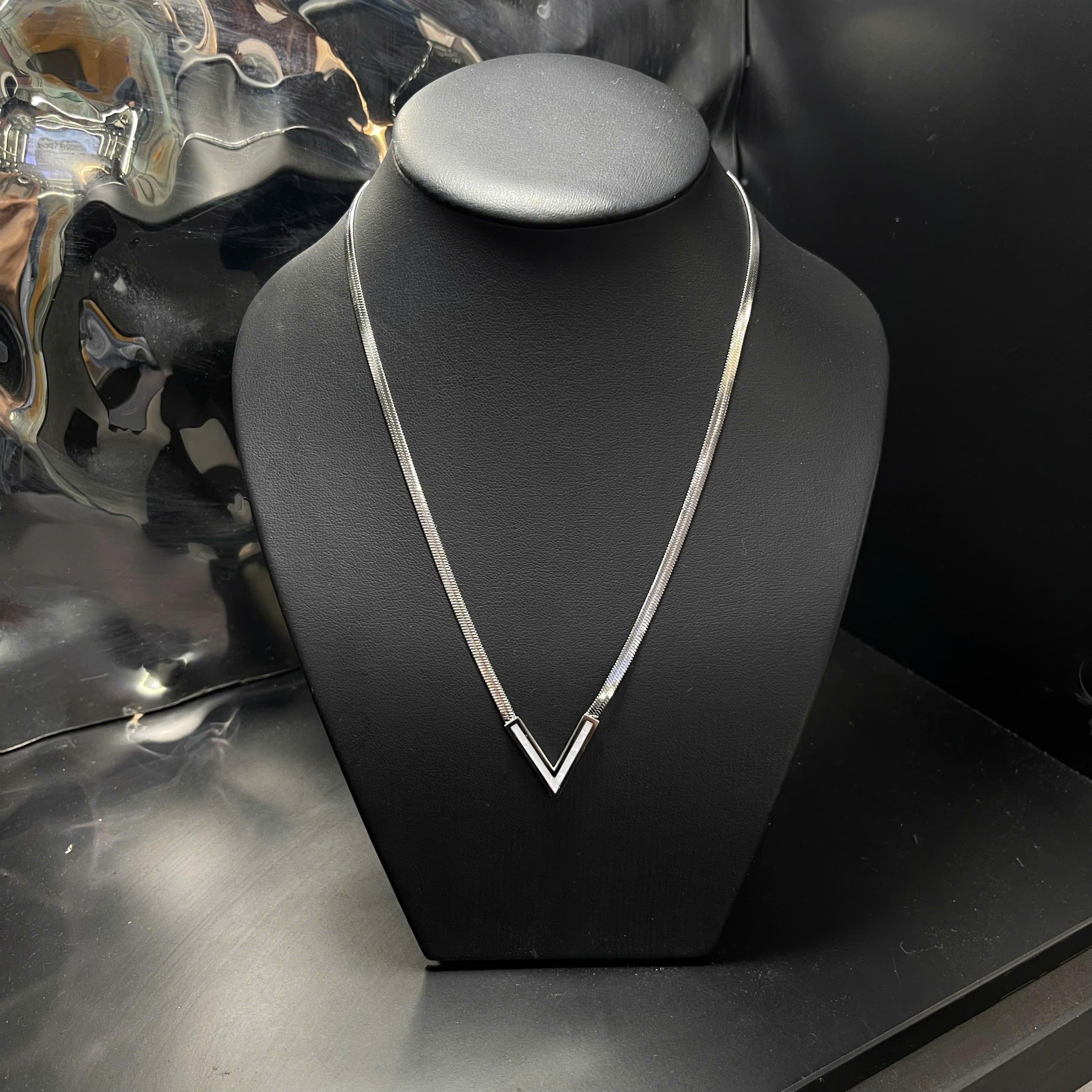 Vòng cổ dây rắn chữ V trắng_thumbnail_1