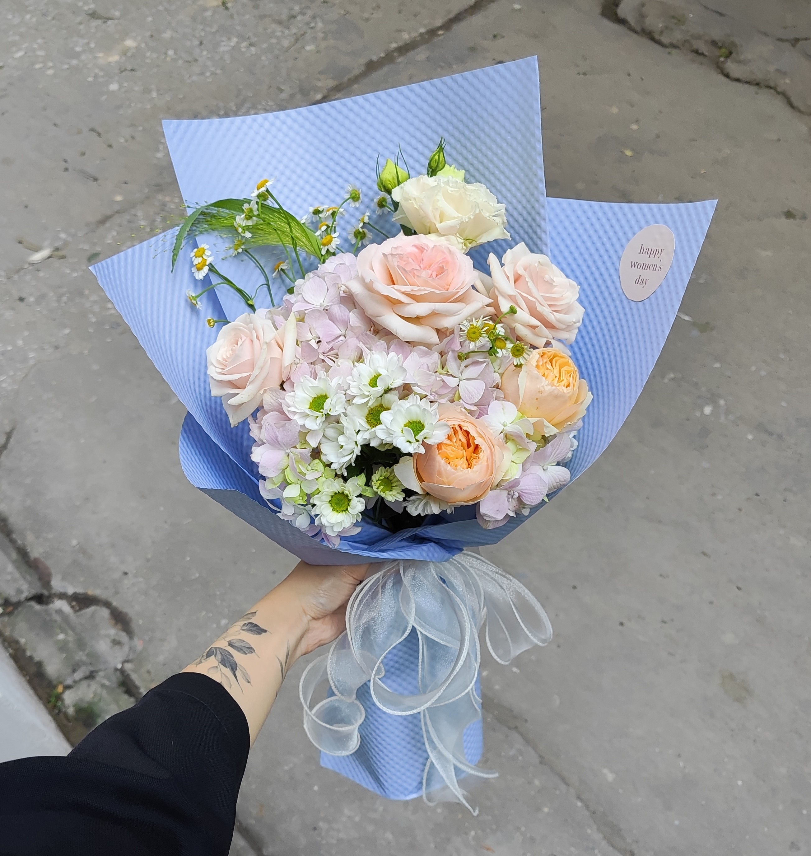 Bó tú cầu hồng mix hoa hồng và hoa phụ