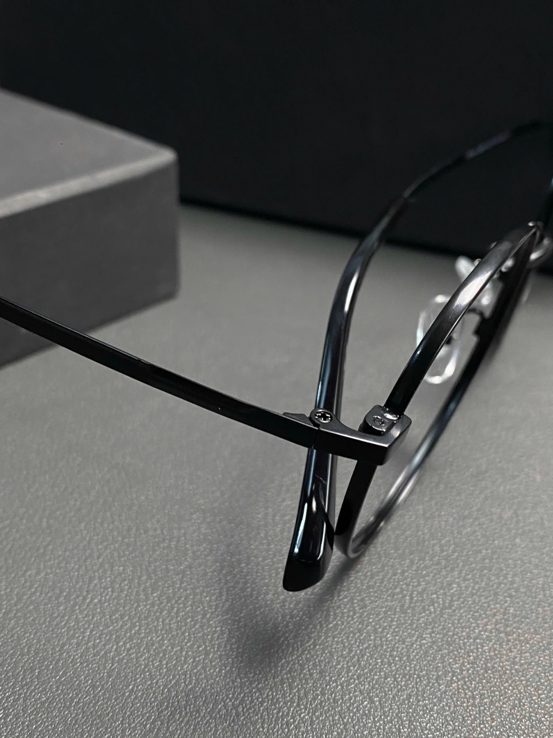 Classic Titanium Eyewear Oval Model_thumbnail_18