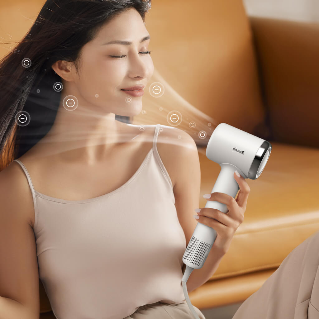 So sánh máy sấy tóc ion âm và máy sấy truyền thông  – Loại nào tốt hơn?