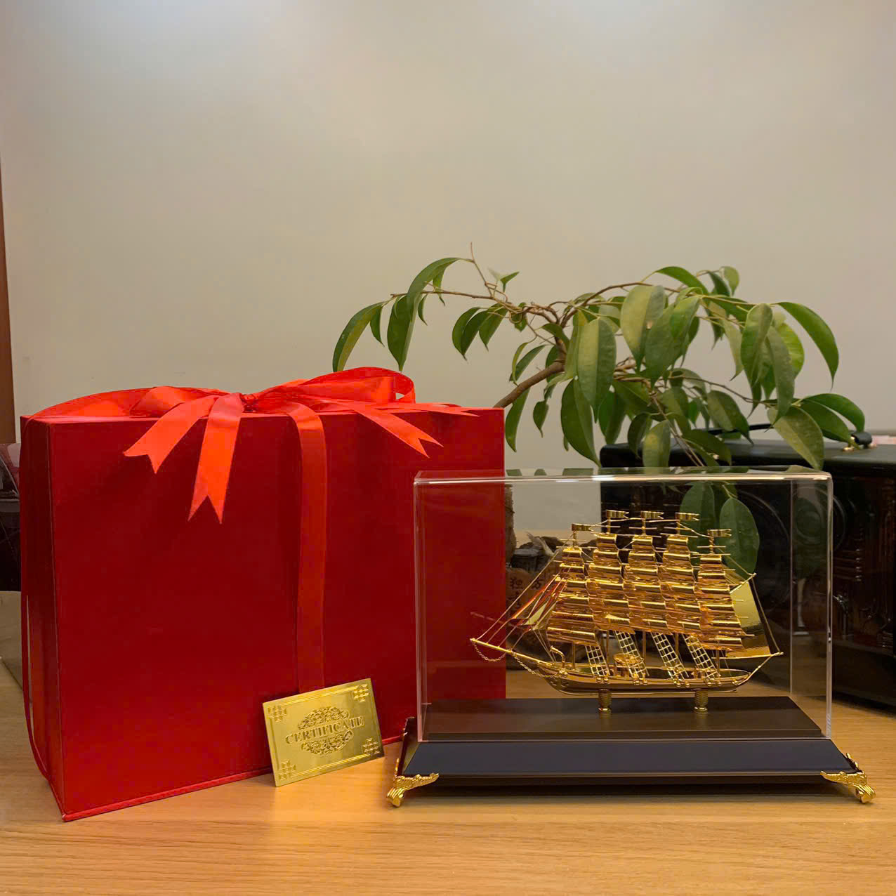 Bàn giao 100 quà tặng Mô hình Thuyền Thuận buồm xuôi gió cho khách hàng