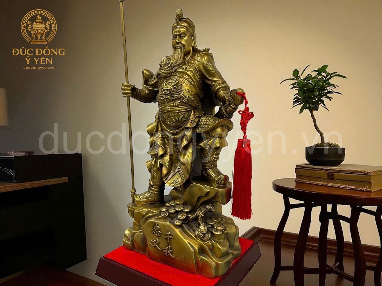 Tượng Quan Công cầm đao đứng bệ gốc tùng  bằng đồng vàng thau _thumbnail_1