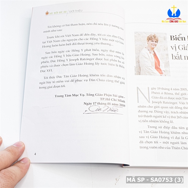 ĐGH Biển đức XVI rất khiêm nhu rất vĩ đại_thumbnail_1