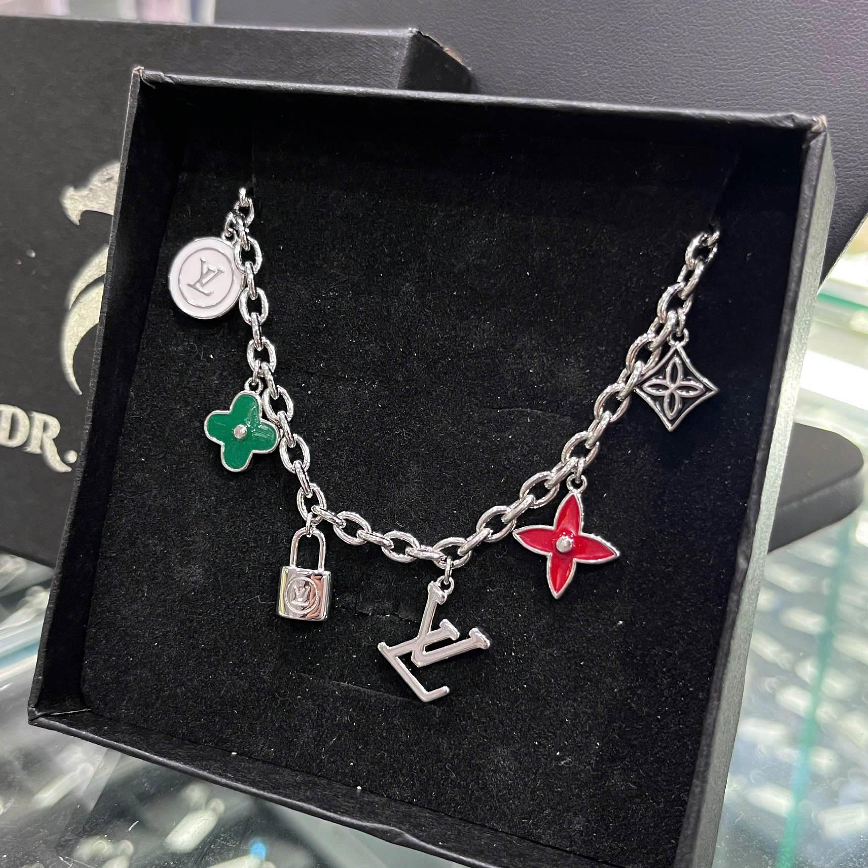 vòng tay titan mạ vàng trắng charm LV hoa nhiều màu