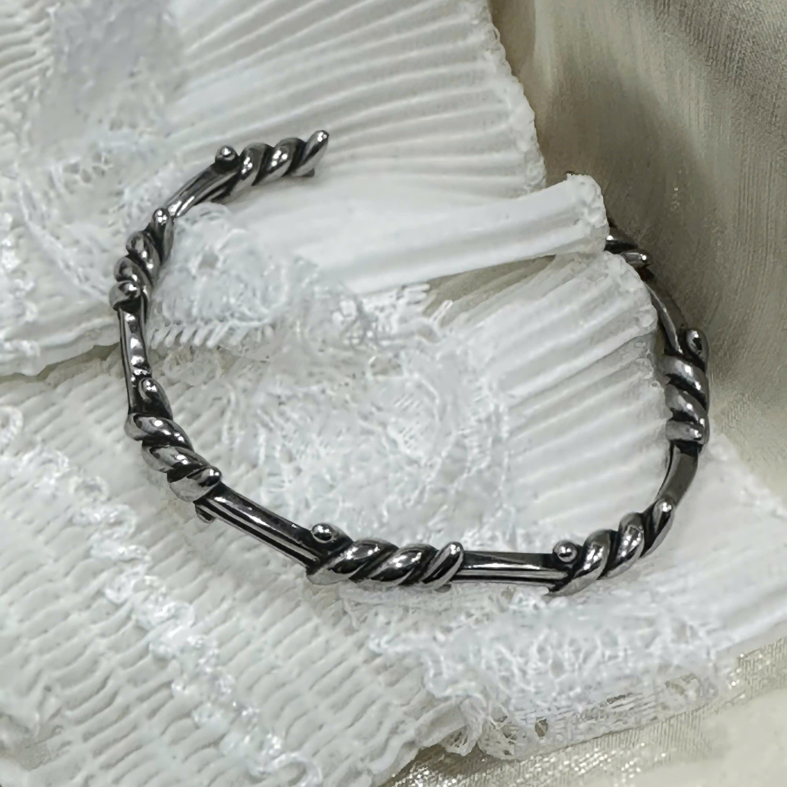 Vòng tay cuff titan xoắn kẽm gai._thumbnail_1