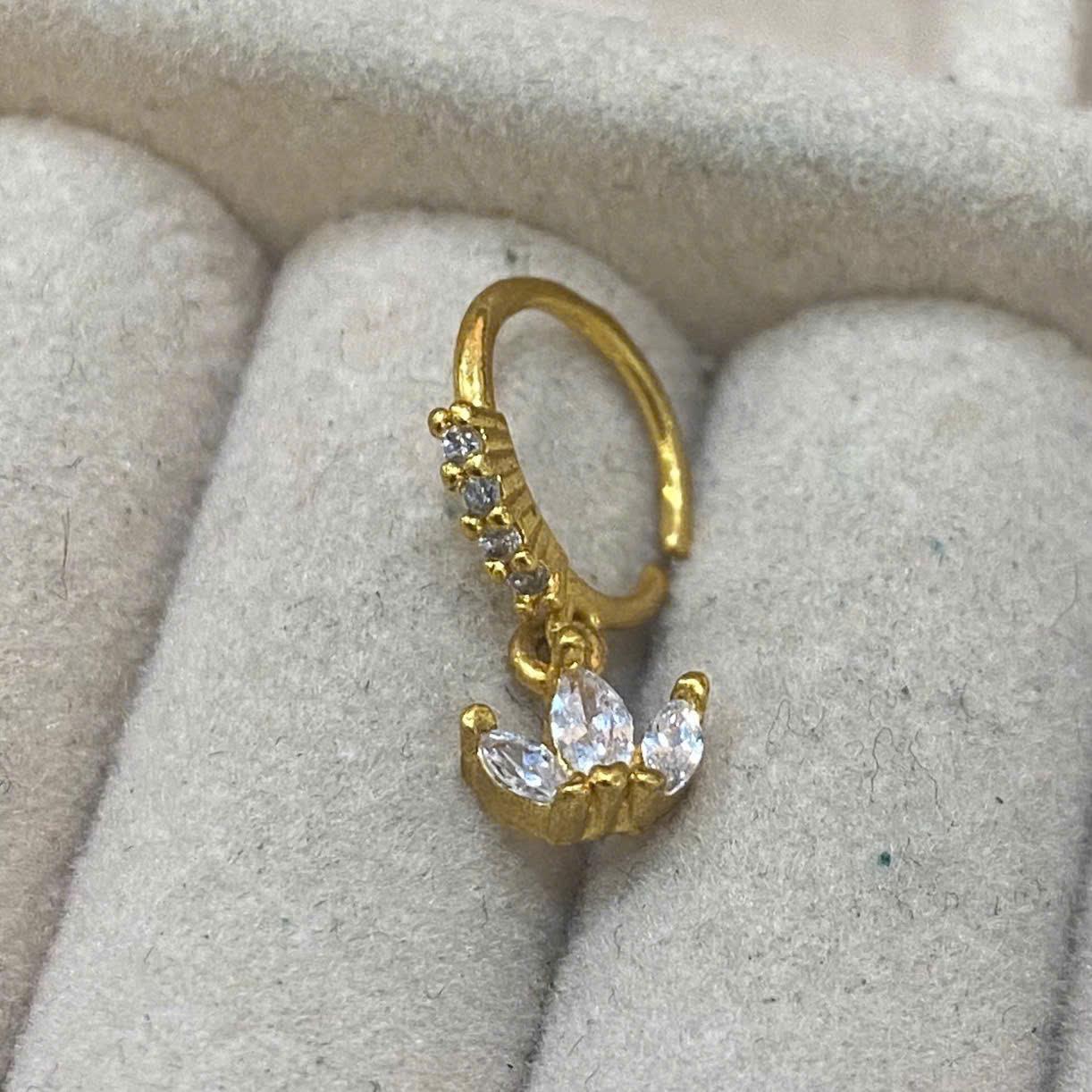 Vòng vàng đính kim cương charm 3 lá size 8 bẻ._thumbnail_2