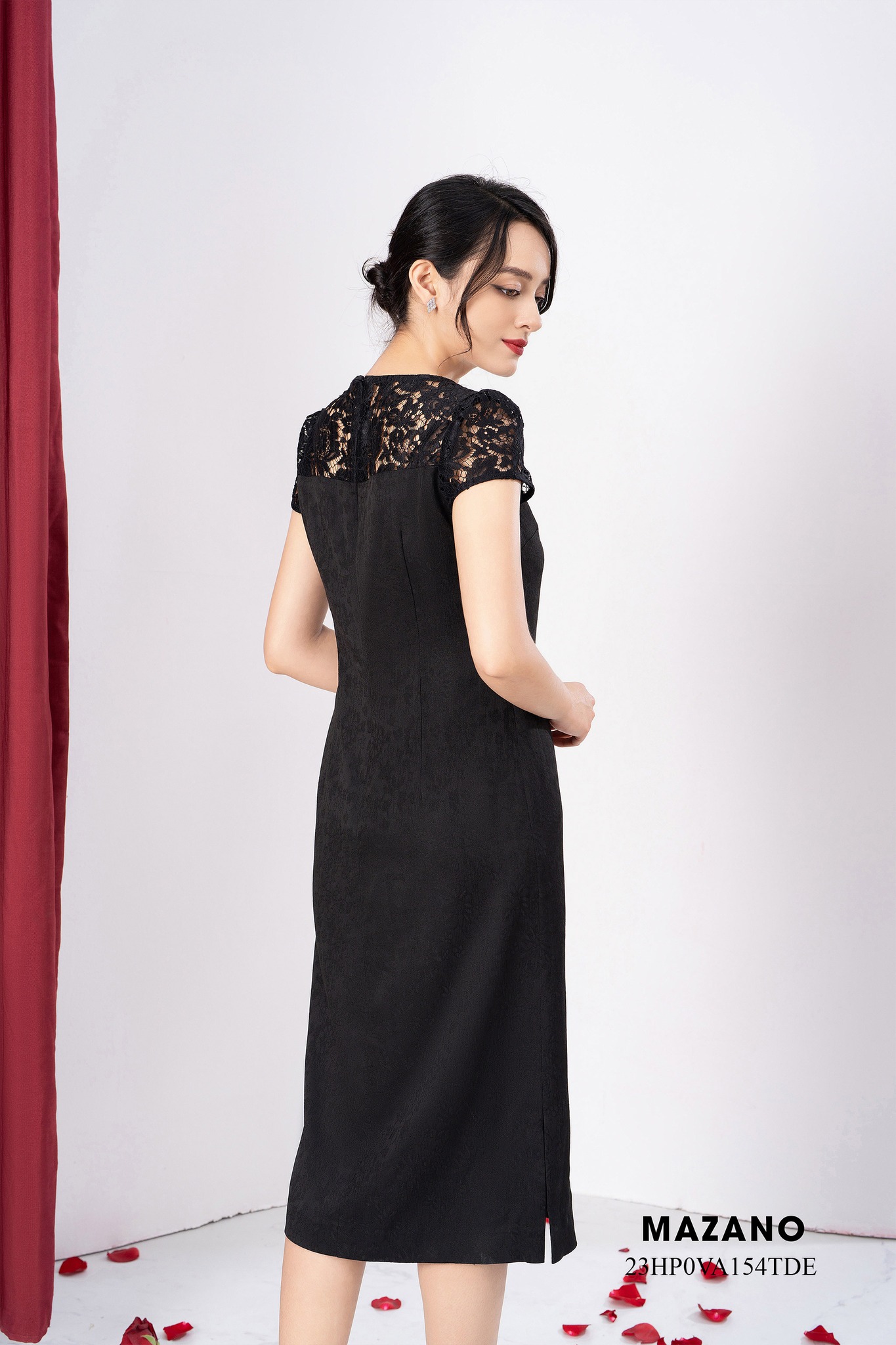 Đầm suông đen phối ren đính hoa ngực_thumbnail_2