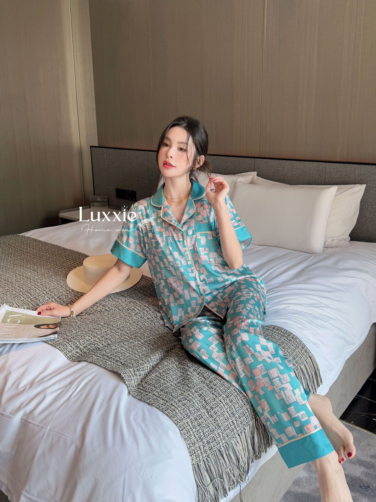 N127B Pijama lụa họa tiết hình khối cộc tay