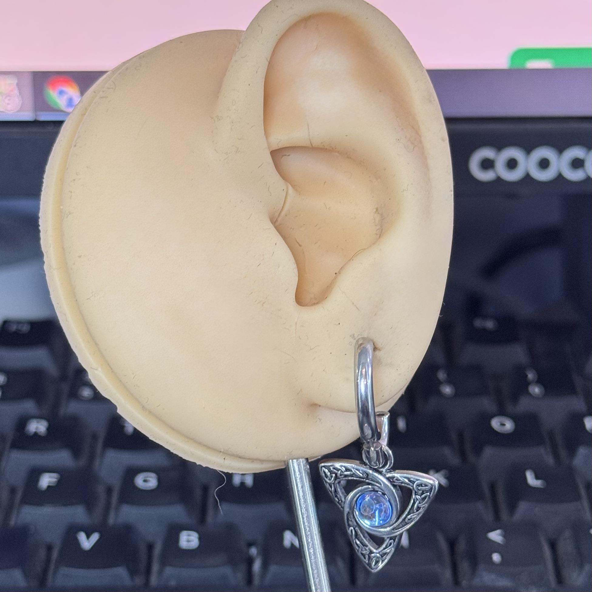 khuyên vòng kiểu nam rơi tam giác hologram xanh kì bí_thumbnail_3