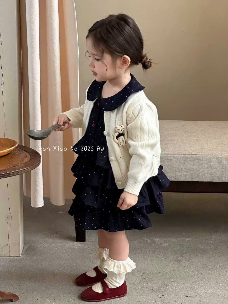 (S74) Set 2 chi tiết váy  ba lỗ chấm bi xanh than kèm áo cardigan kem Fan Xiao Ke_thumbnail_2