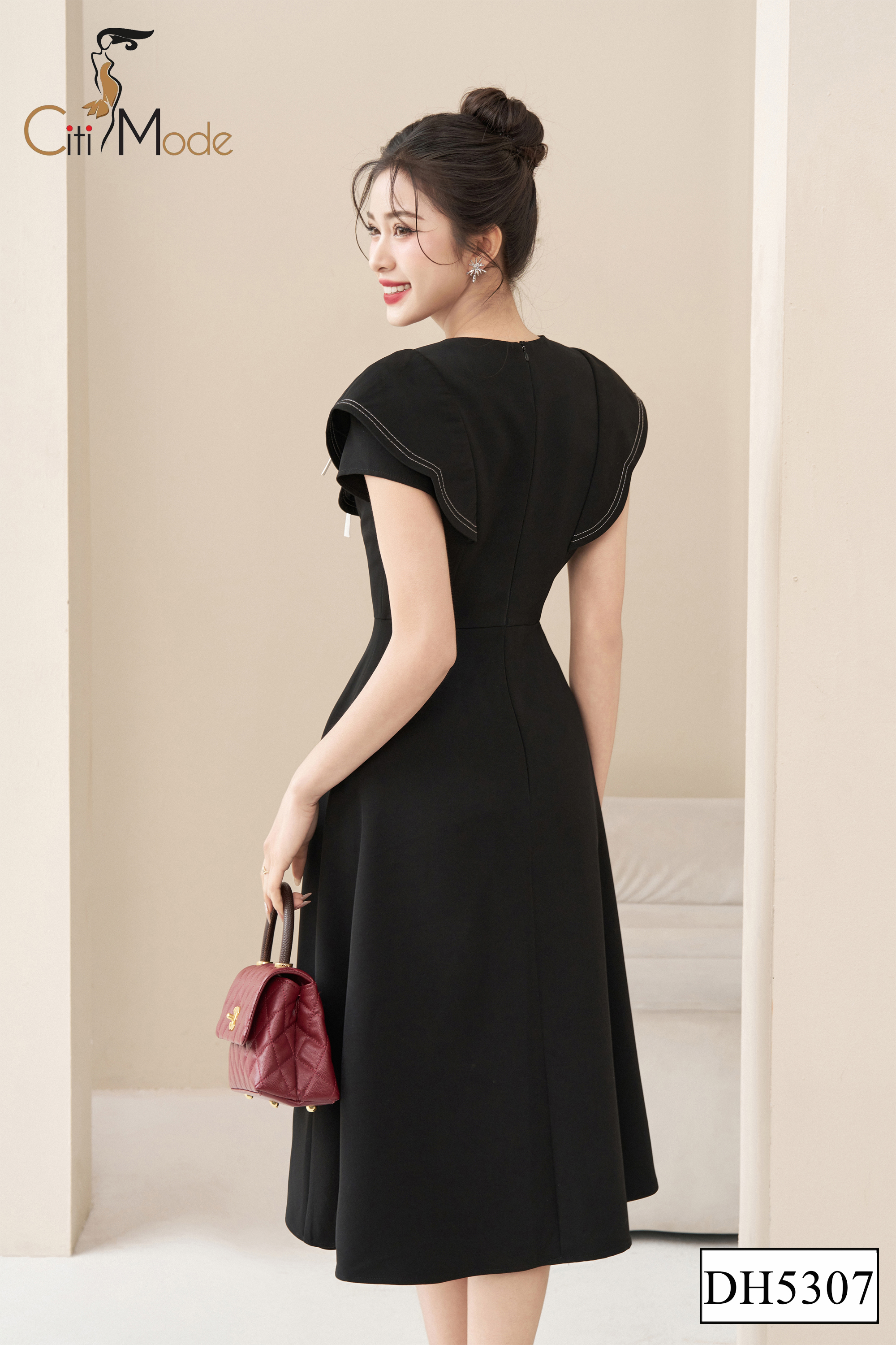 Đầm xoè đen đính hoa ngực