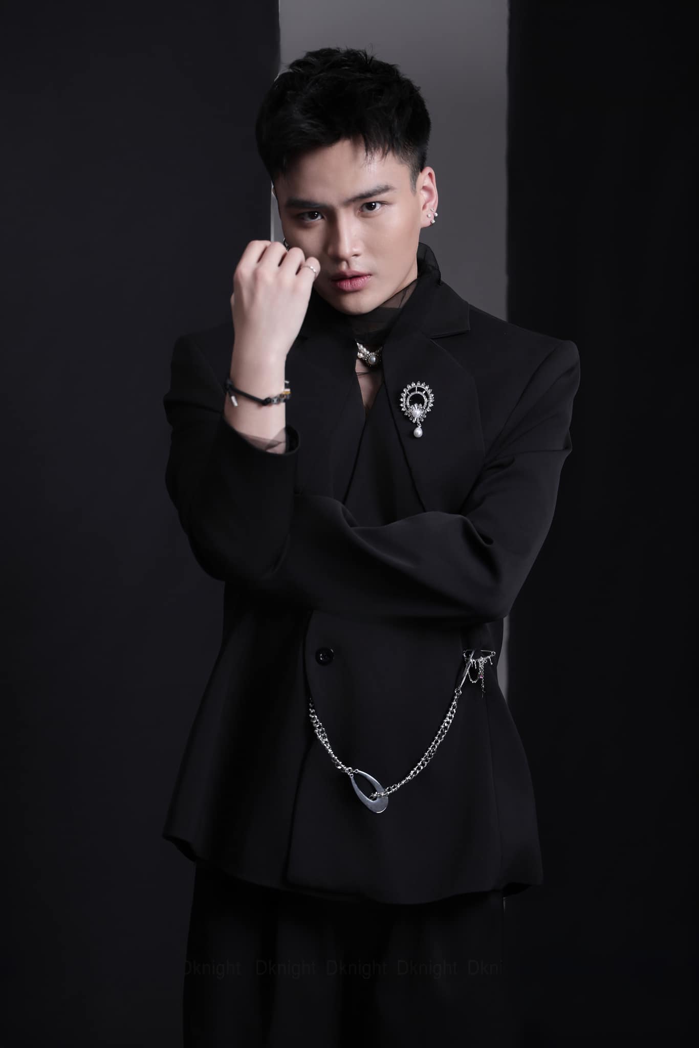 Suit đen quyền lực – Sang trọng & cá tính