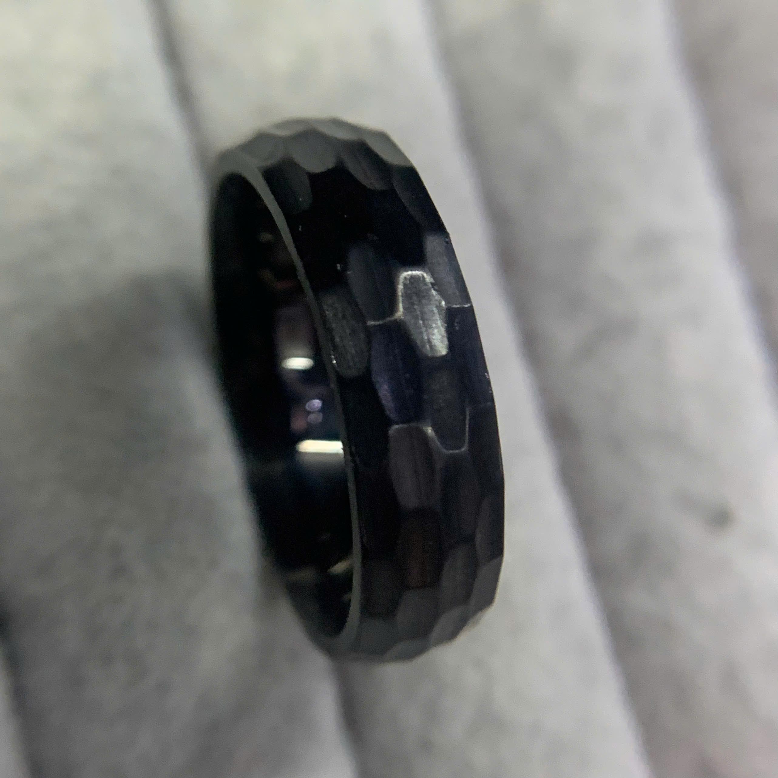 nhẫn kiểu thép titan cao 6mm hình cầu nhiều cạnh đen size 9 