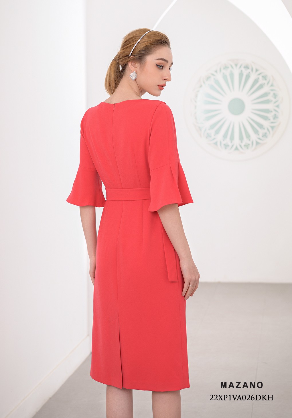 Đầm đỏ thắt đai cổ vuông tay cách điệu