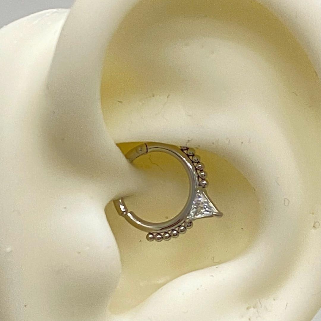 Khuyên daith hình tam giác kim cương._thumbnail_3