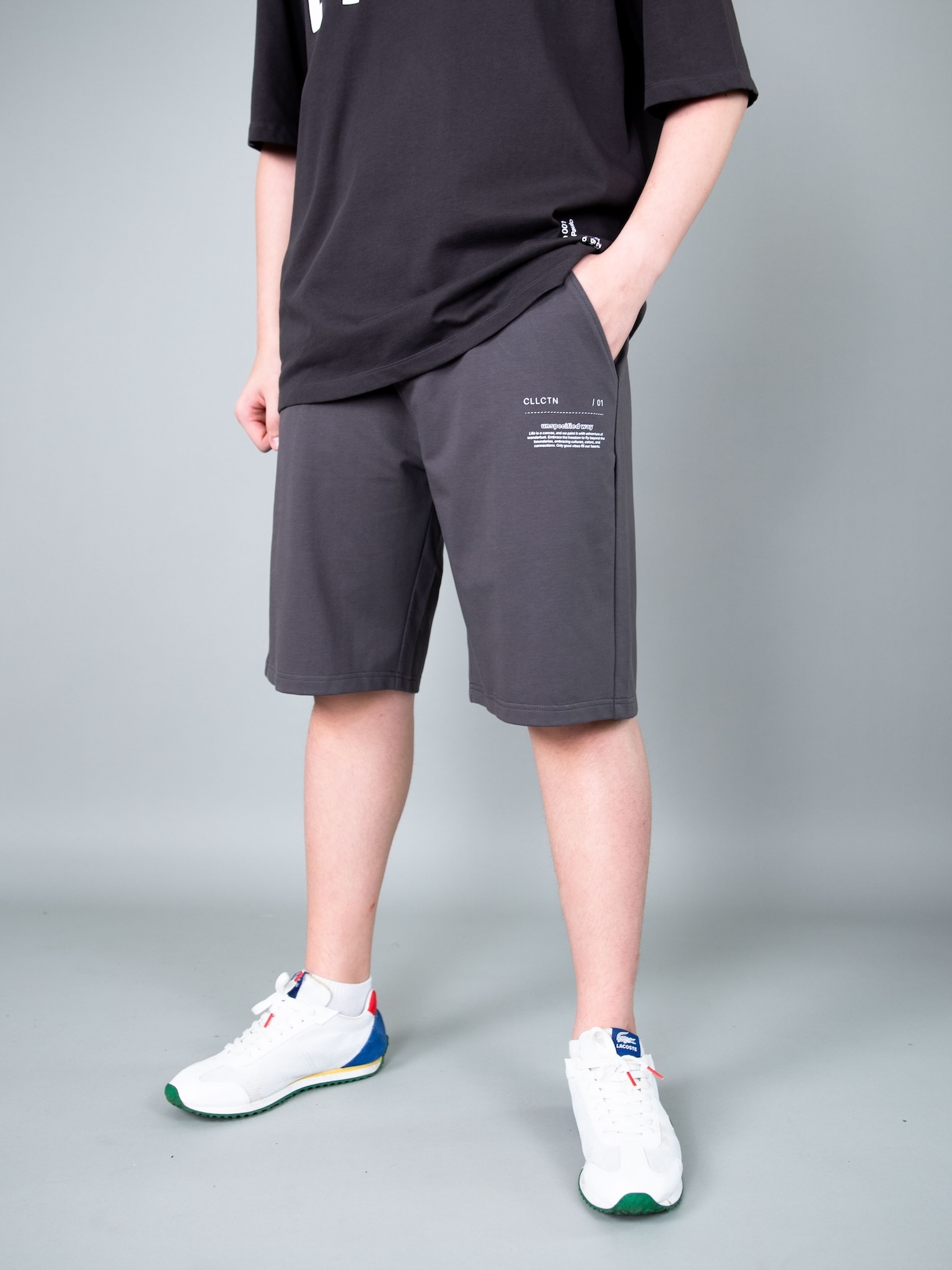 Quần short bé trai màu đen ghi in chữ trắng